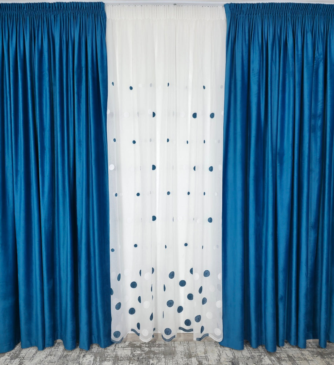 Set Liana: perdea alba din in cu buline turcoaz cu draperie catifea turcoaz