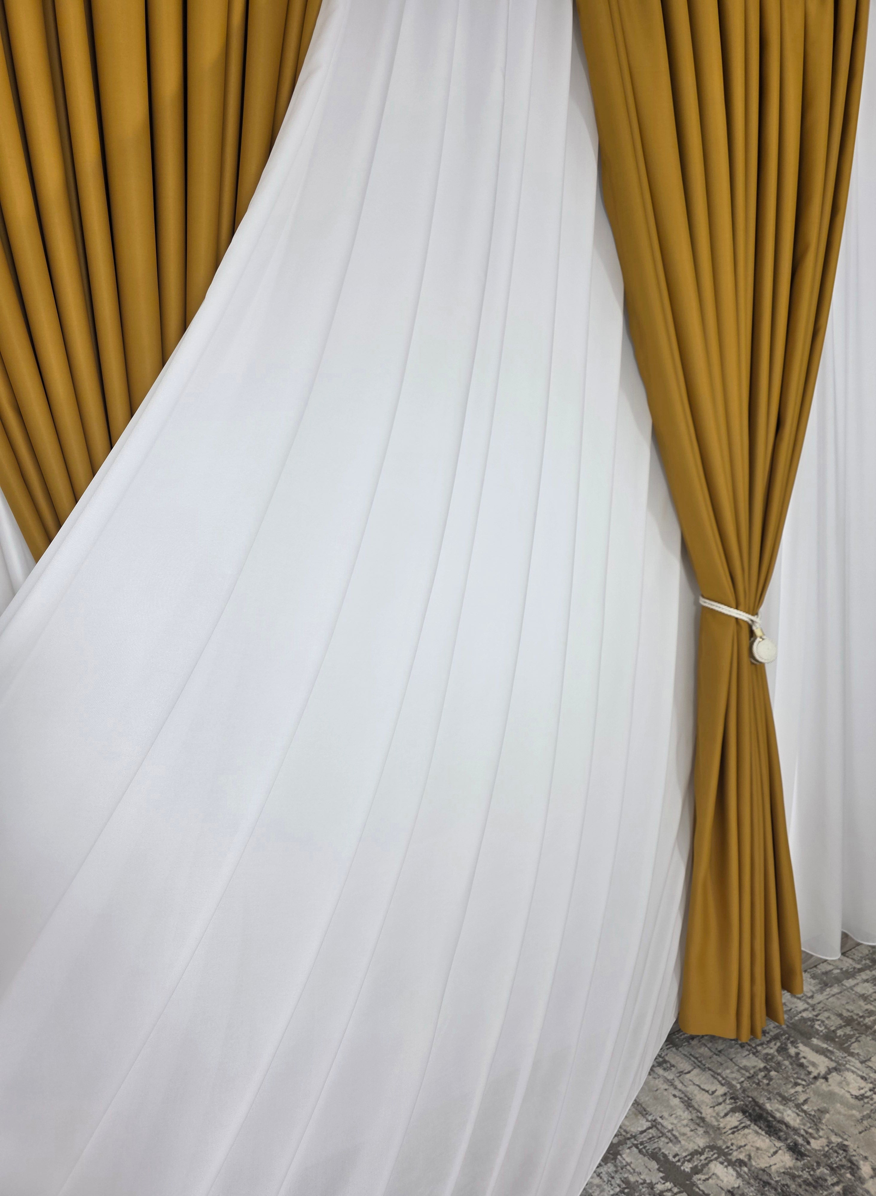 Colectia Blackout: Perdea Matase Alba Si Draperie Galben Mustar Blackout 90%