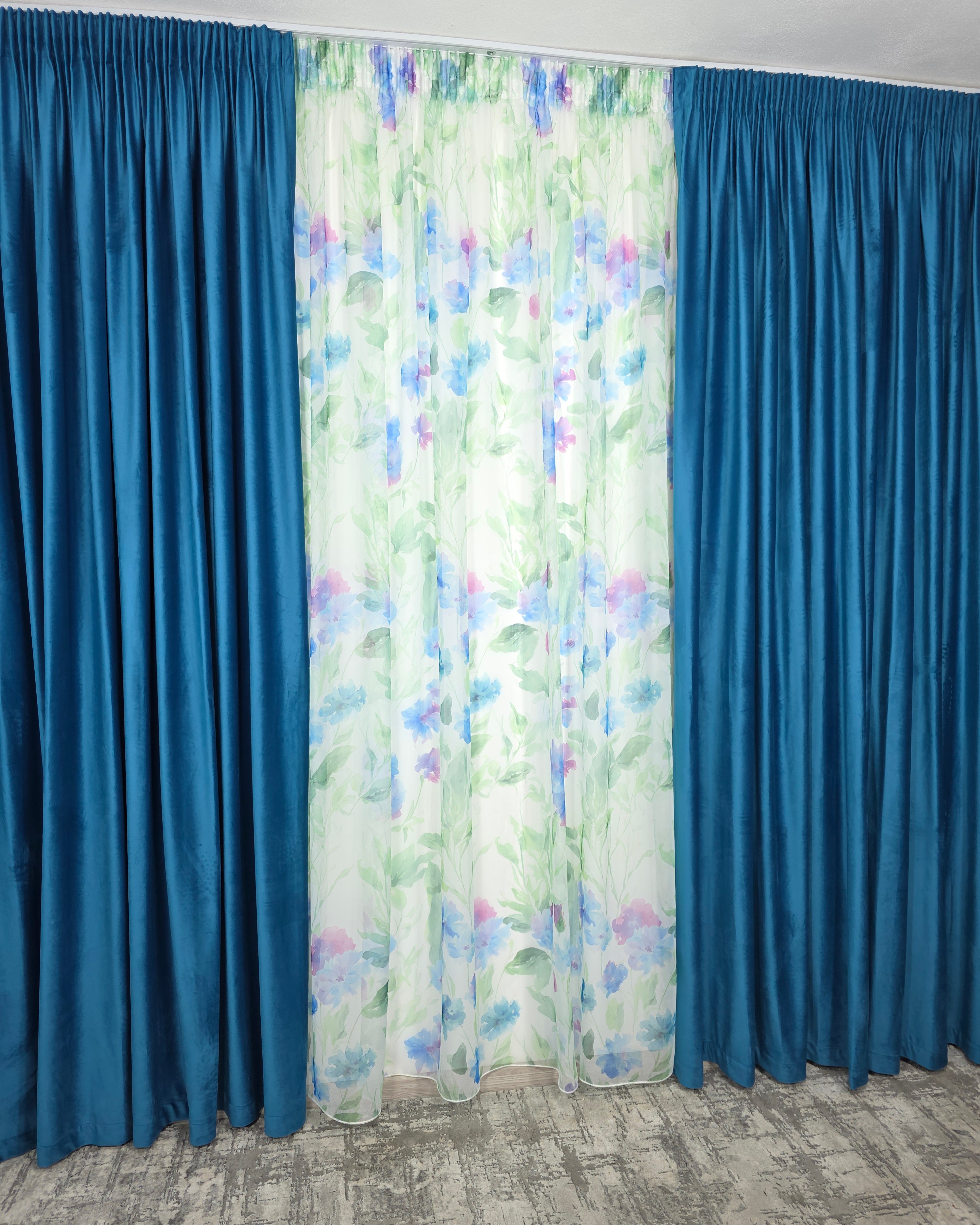 Set Val de Azur: Perdea Din Voal Cu Model Floral Si Draperie Catifea Turcoaz