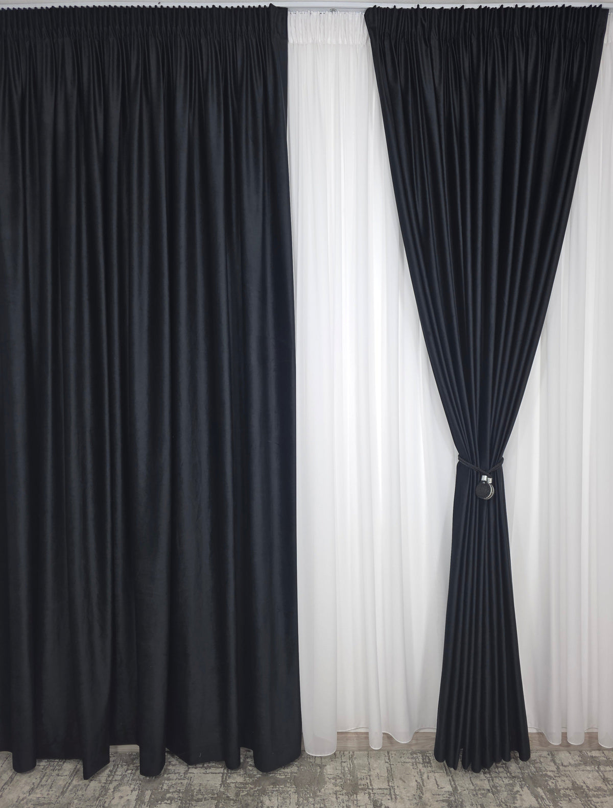 Set pentru Livinguri Moderne cu Canapele Gri, Mobilier Alb sau Accente Negre - Perdea Voal Premium si Draperie Catifea Negru - Confectionat pe Comanda