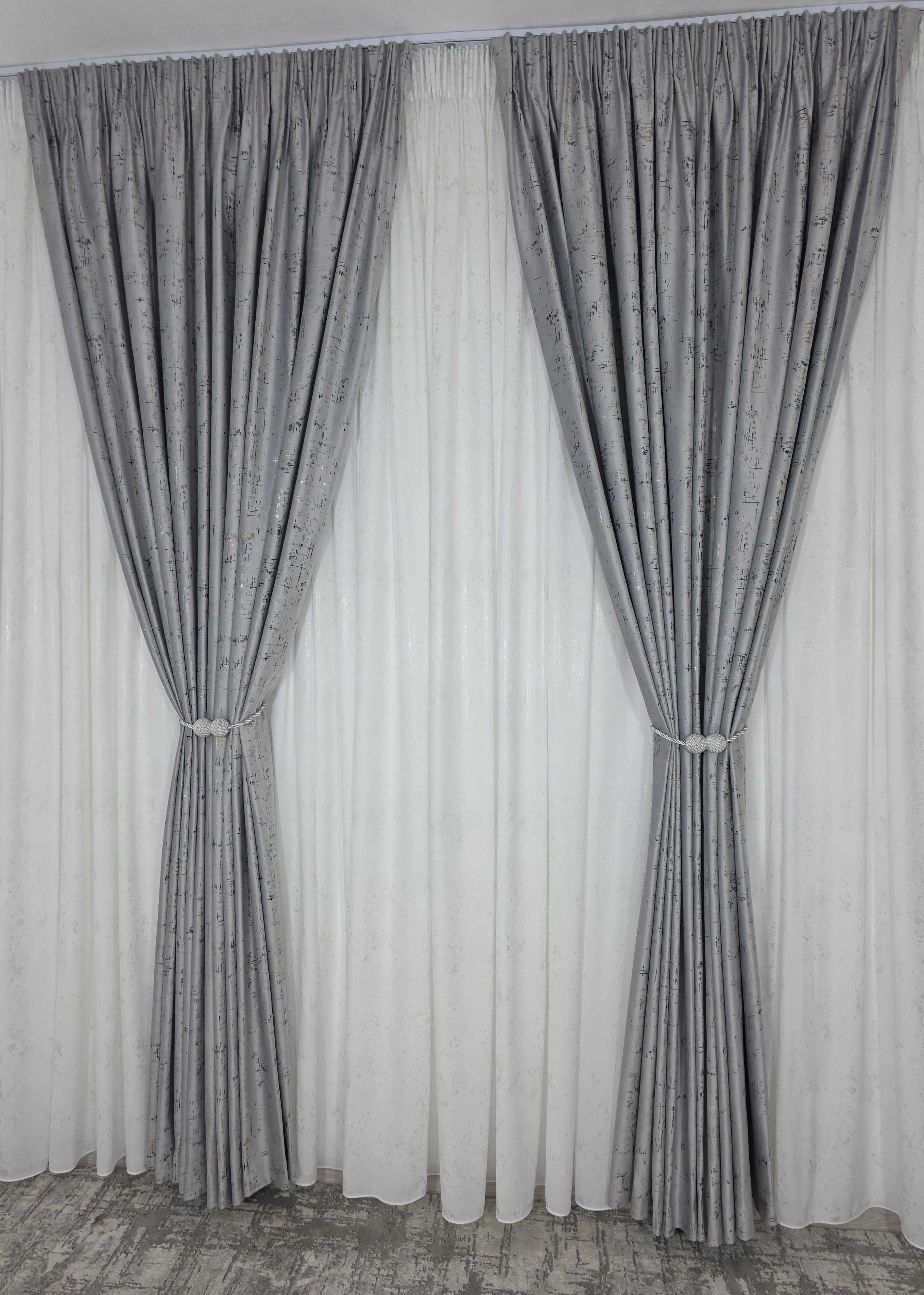 Colectia Royal: Perdea Alba Din Matase Cu Insertii Aurii Varianta 2 Si Draperie Catifea Gri Deschis Cu Insertii