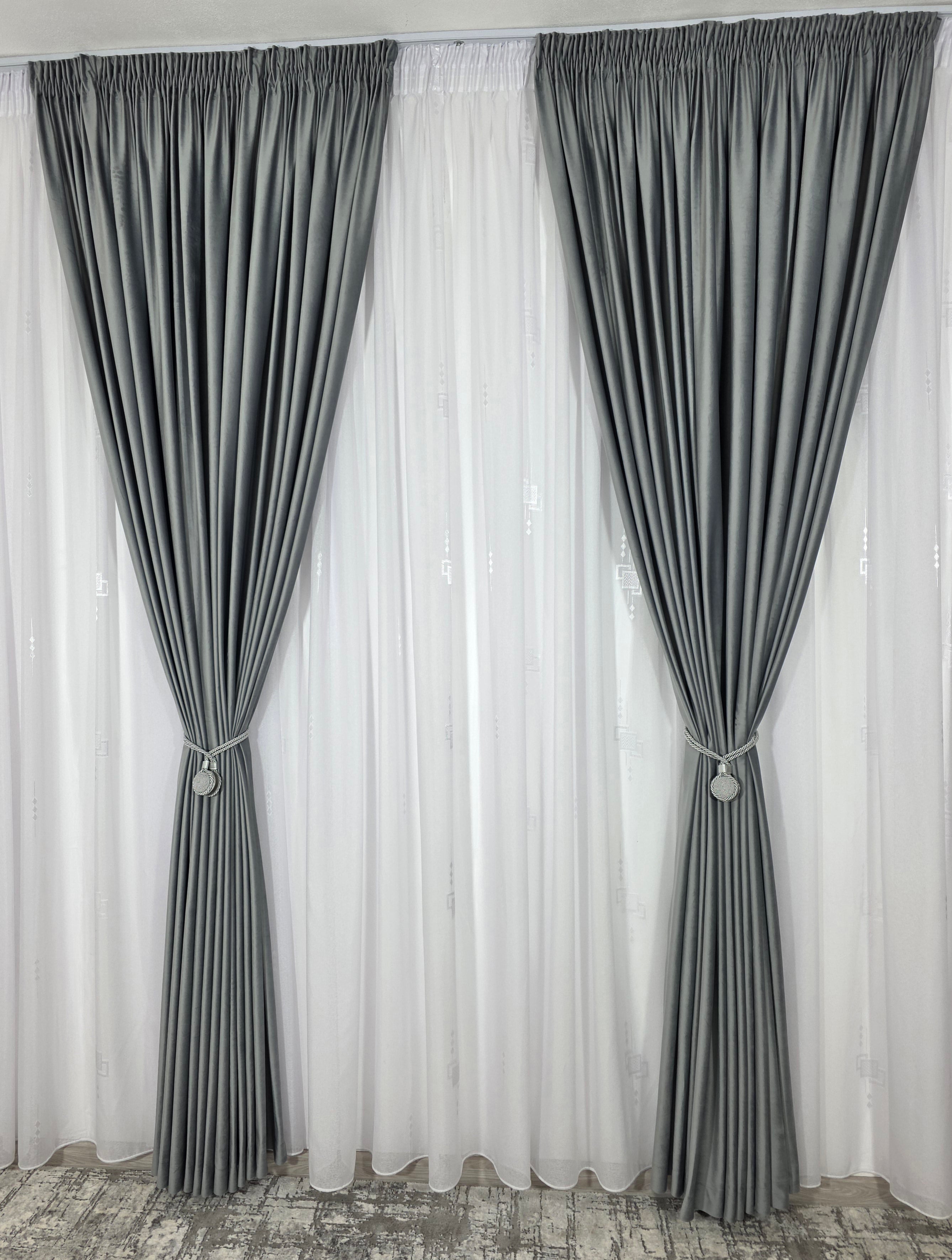Set Mirabela: perdea alba din in cristal cu forme geometrice si draperie catifea gri deschis