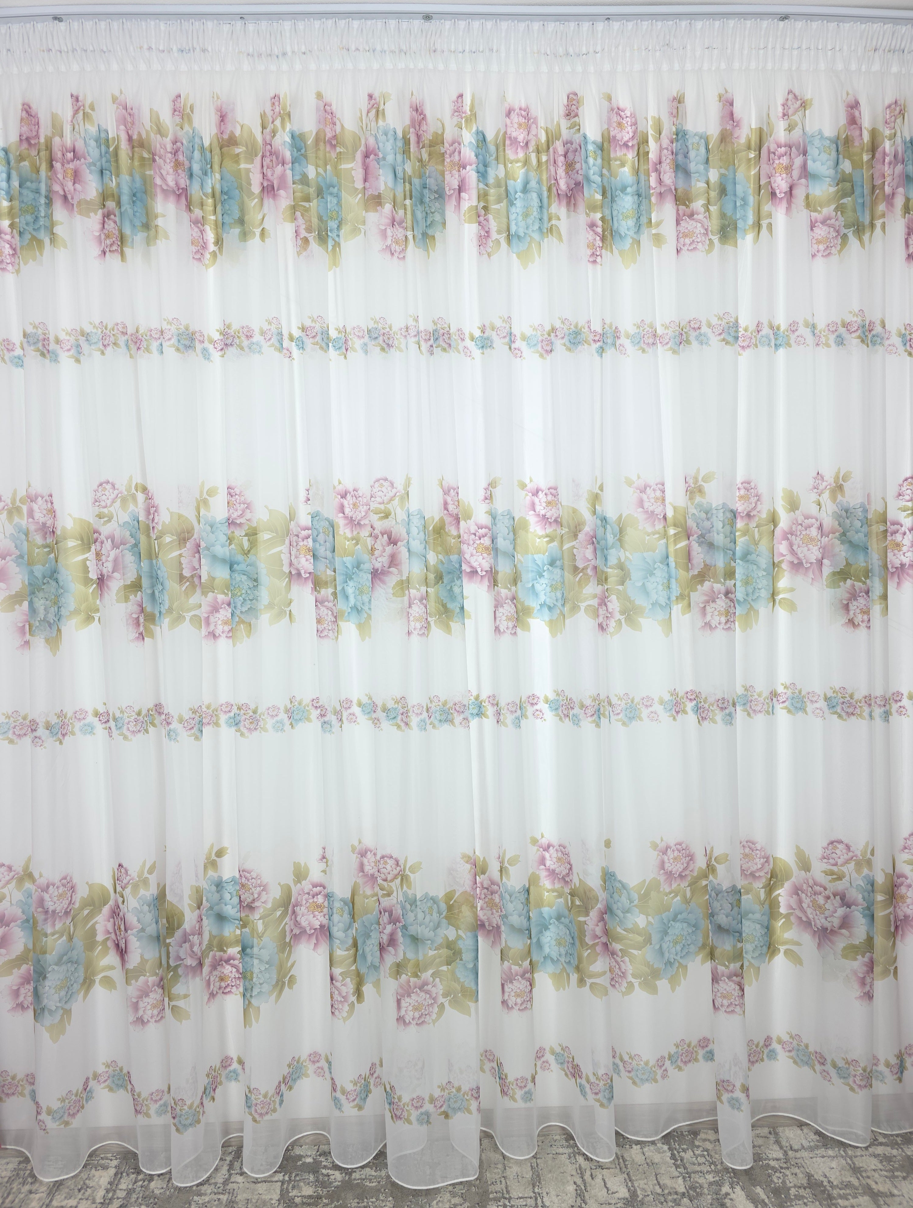 Set Grădină în Azur: Perdea Din Voal Cu Model Floral Si Draperie Catifea Turcoaz