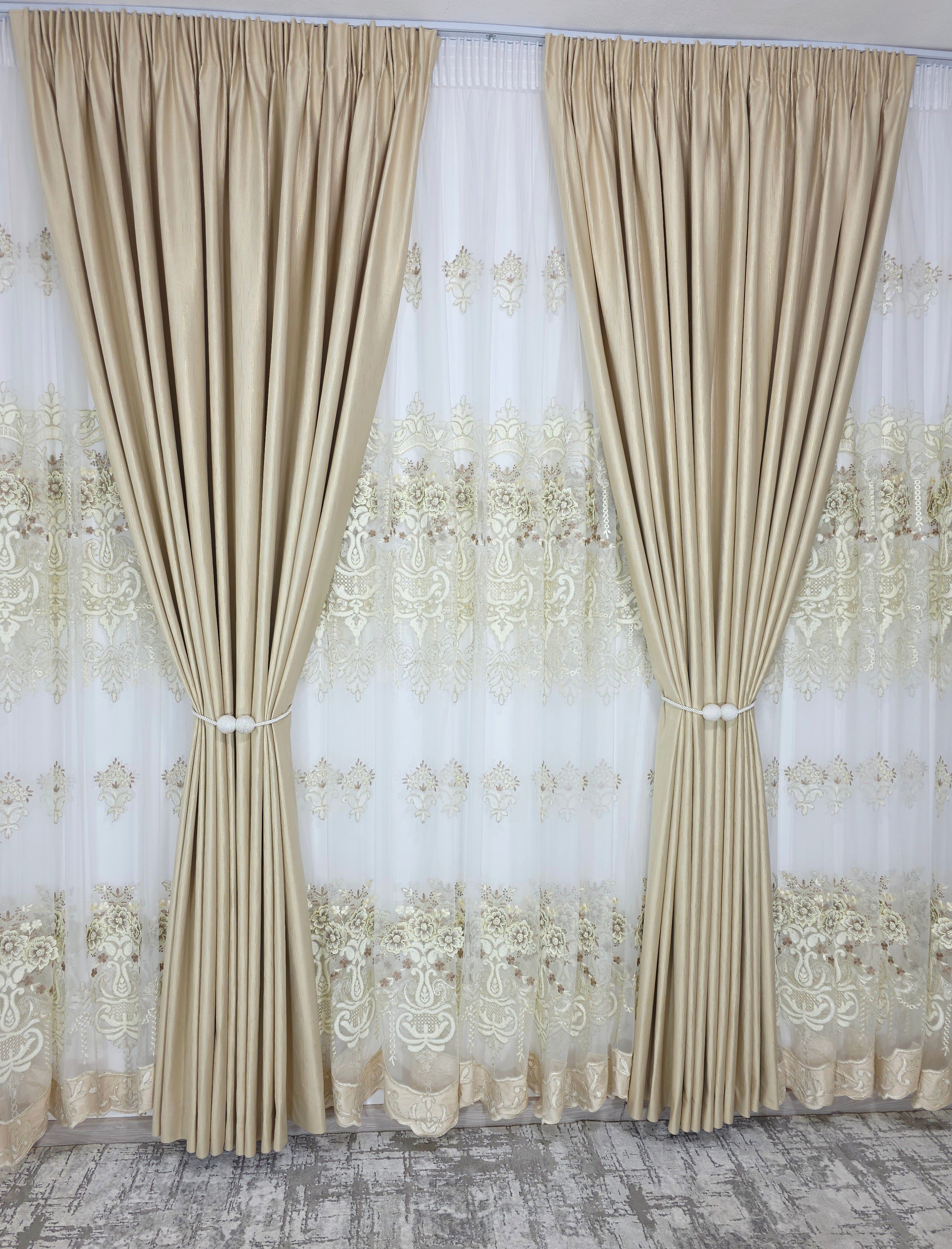 Set Luminita: Perdea Lux Cu Broderie 3d Crem Si Draperie Rolex Din Catifea Crem Auriu Cu Sclipici Auriu