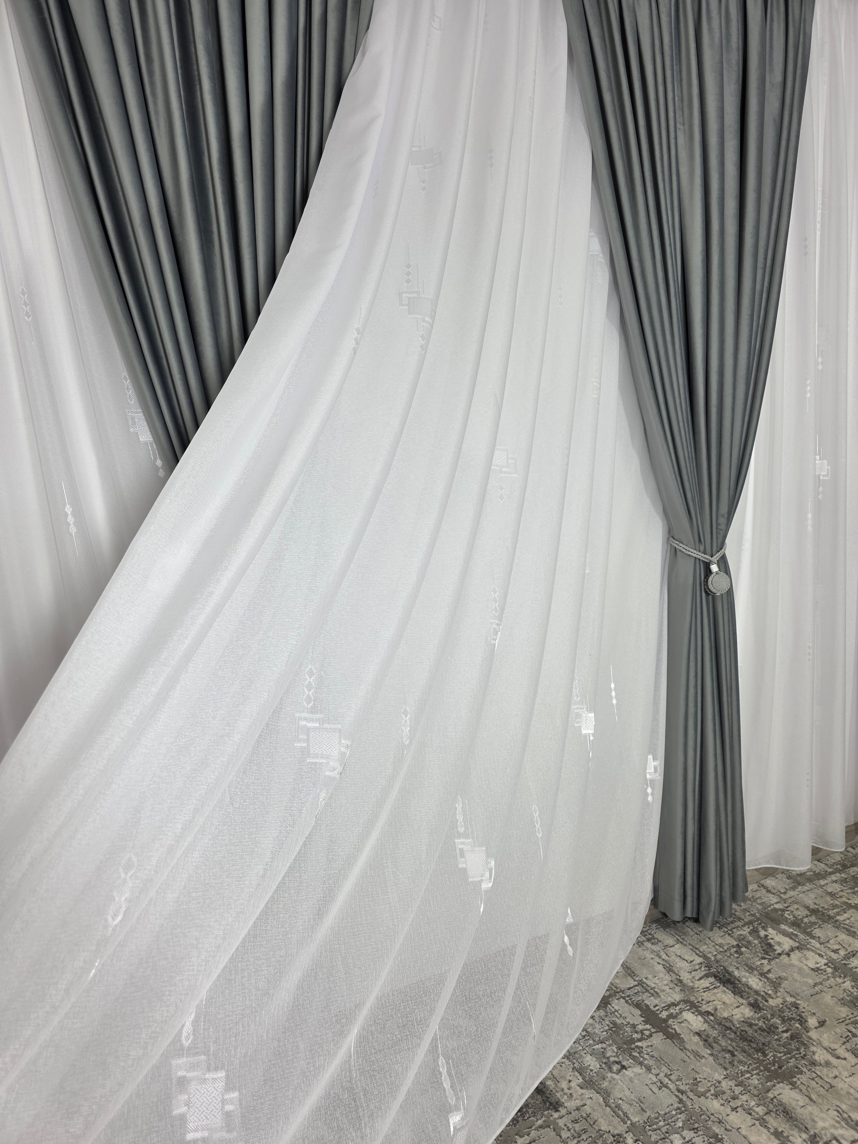 Set Mirabela: perdea alba din in cristal cu forme geometrice si draperie catifea gri deschis