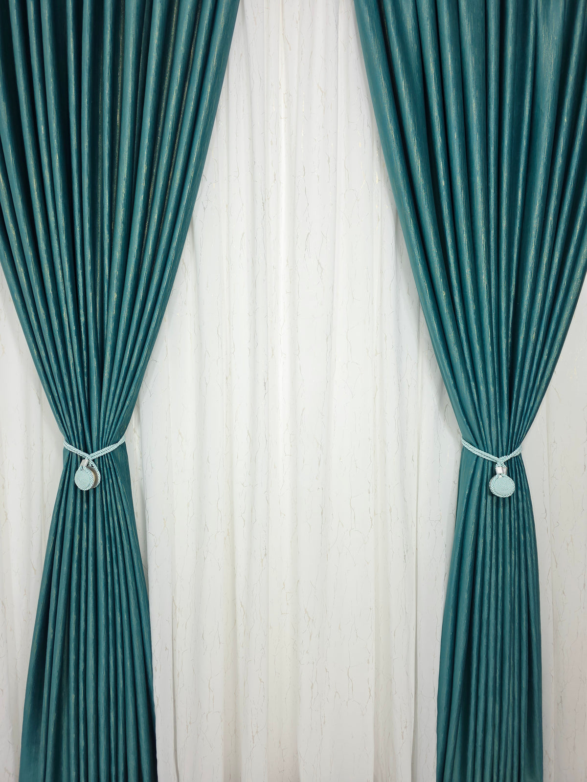Colectia Valencia: Perdea Alba Din Matase Cu Insertii Aurii Varianta 1 Si Draperie Rolex Catifea Verde Turcoaz Cu Sclipici Auriu