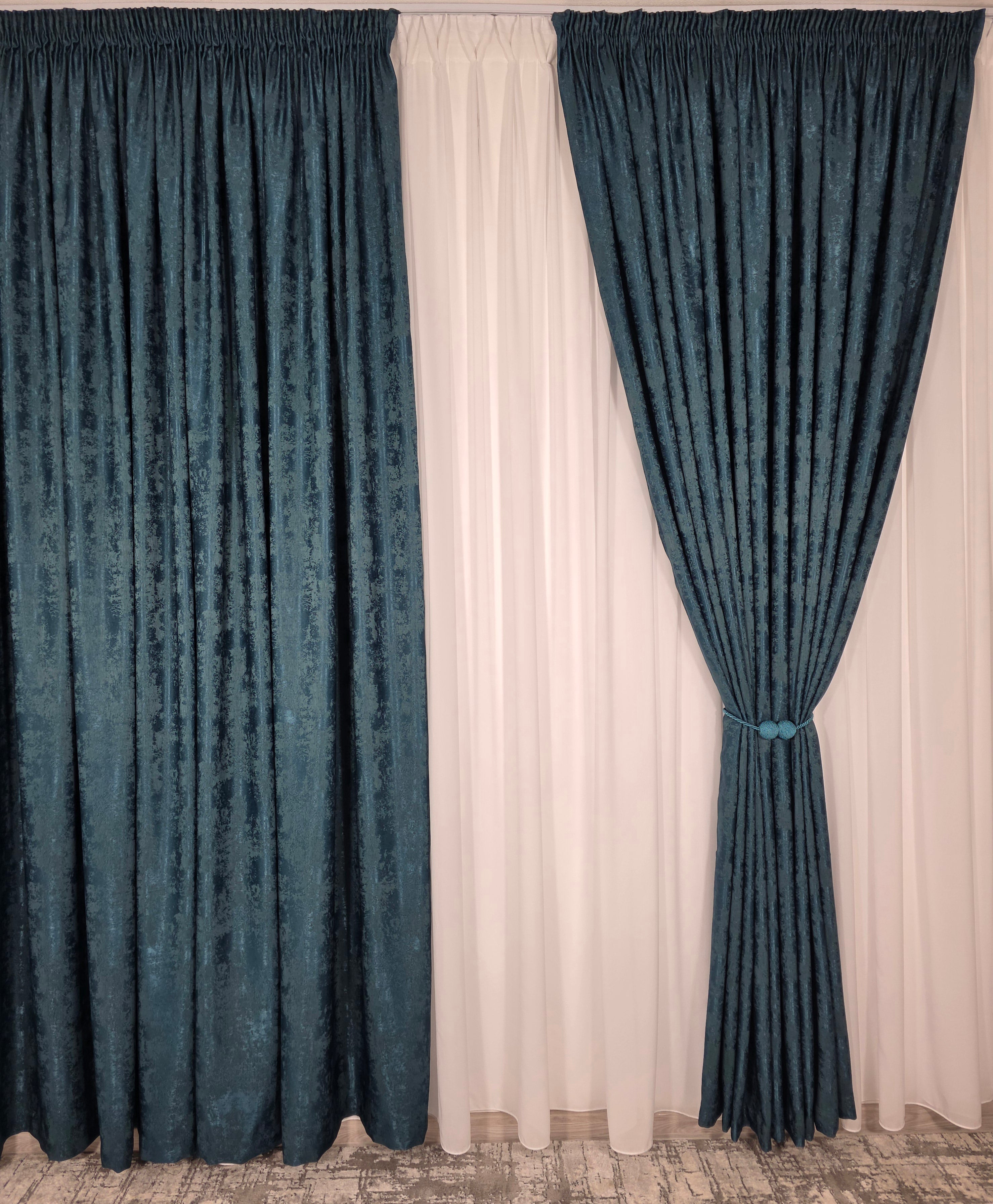 Colectia Decorativa: Perdea Alba Simpla si Draperie Tip Vopsea-Turcoaz Inchis