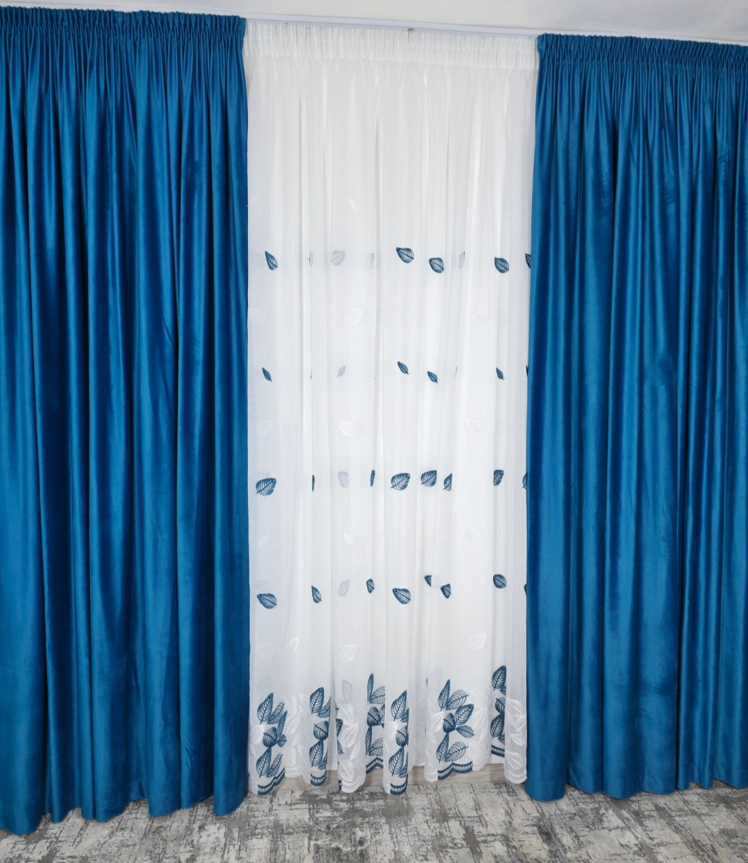 Set Maya: perdea din in cu frunze turcoaz-alb si draperie catifea turcoaz