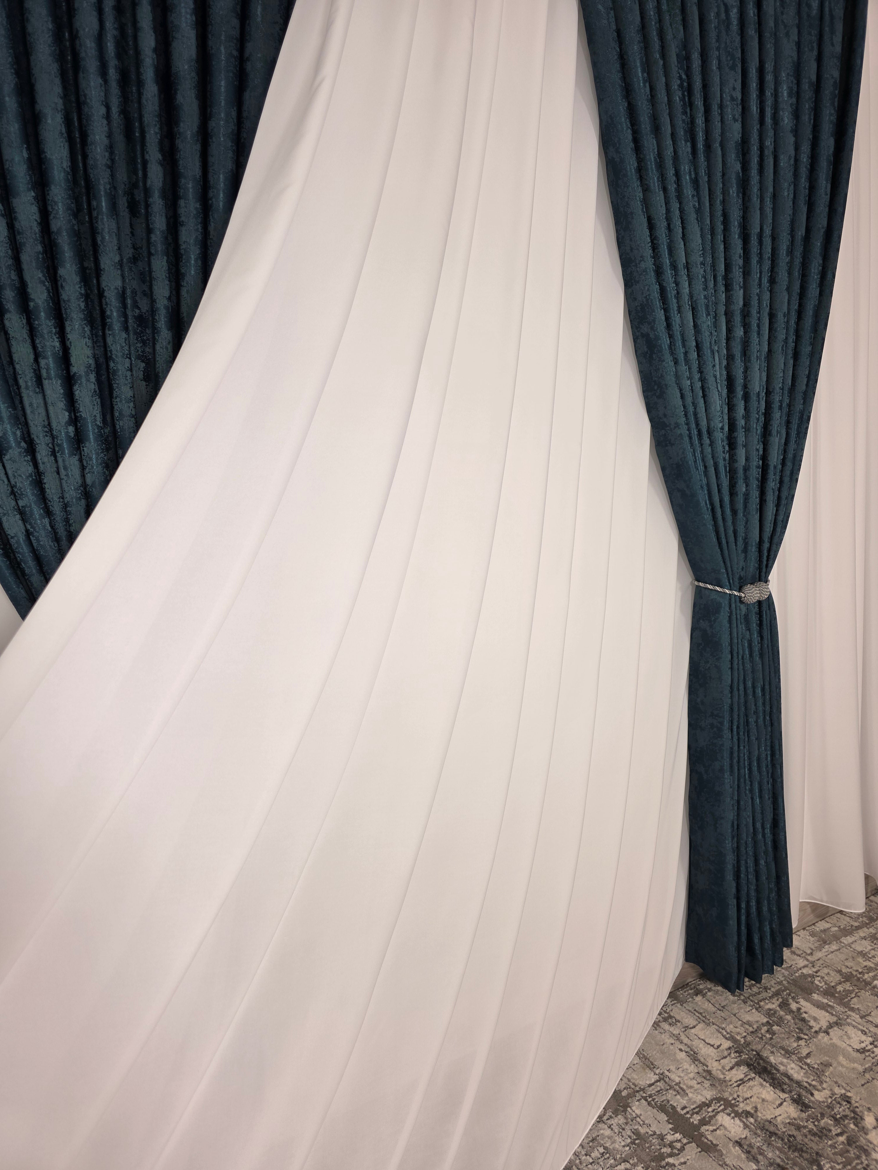 Colectia Decorativa: Perdea Alba Simpla si Draperie Tip Vopsea-Turcoaz Inchis