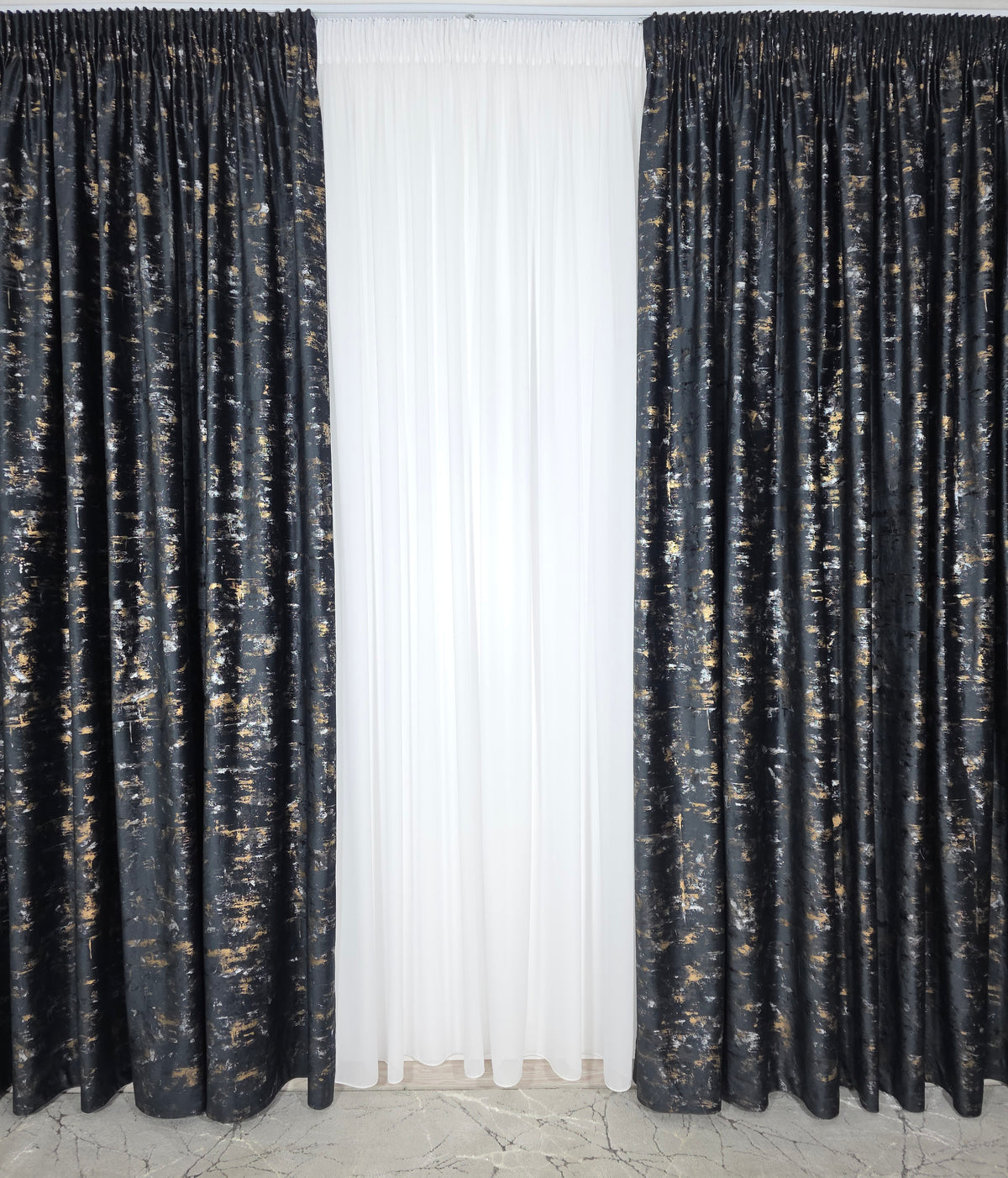 Colectia Elegance – Perdea Voal Premium si Draperie Catifea Neagra cu Insertii Model Golden – Ideal pentru Livinguri Elegante cu Canapele Crem, Mobilier Alb sau Accente Aurii – Confectionat pe Comanda