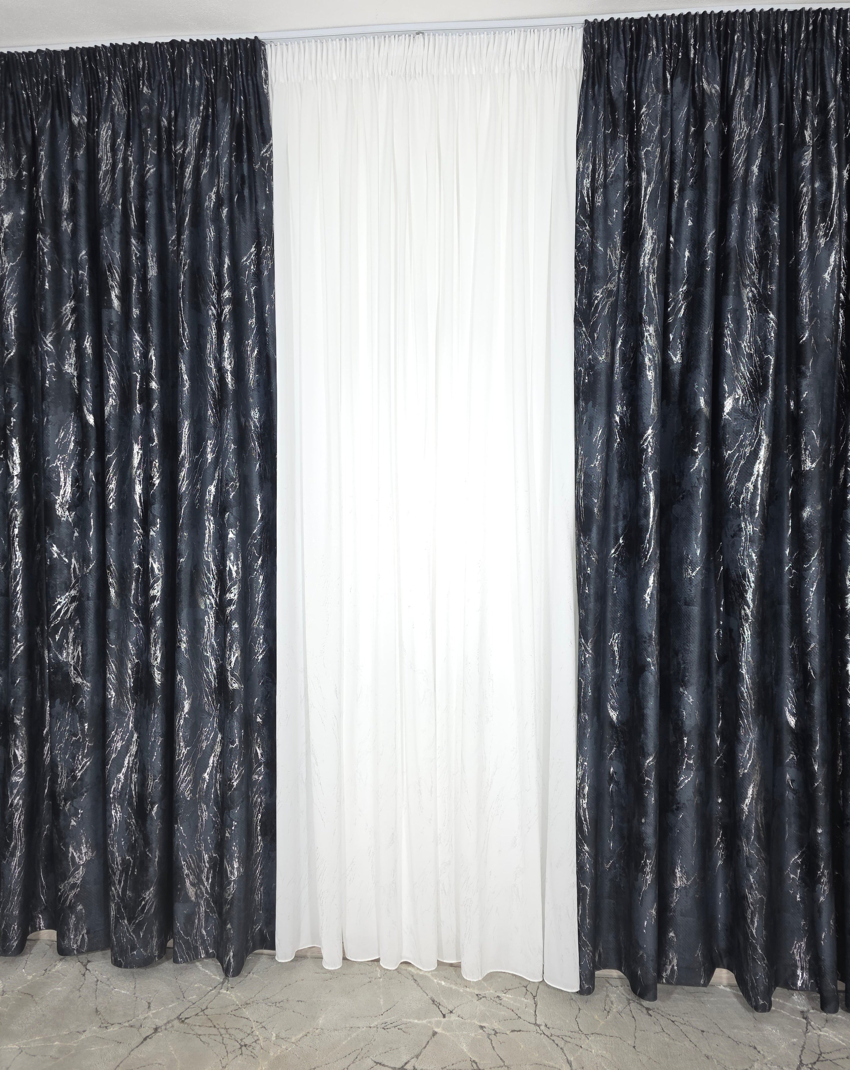Colectia Venetia: perdea din matase cu insertii argintii varianta 3 si draperie din catifea cu insertii argintii - Negru