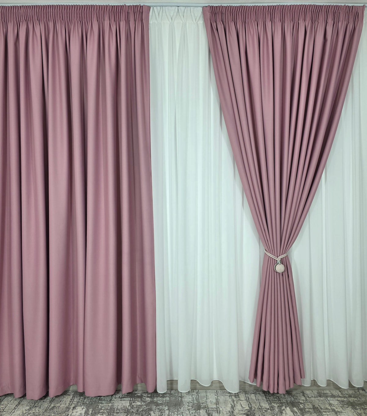 Set pentru Living si Dormitor in Nuante Crem, Roz Pudrat si Gri Deschis-Colectia Blackout Varianta BTN782 Perdea Alba Voal Premium Jorjet si Draperie Roz