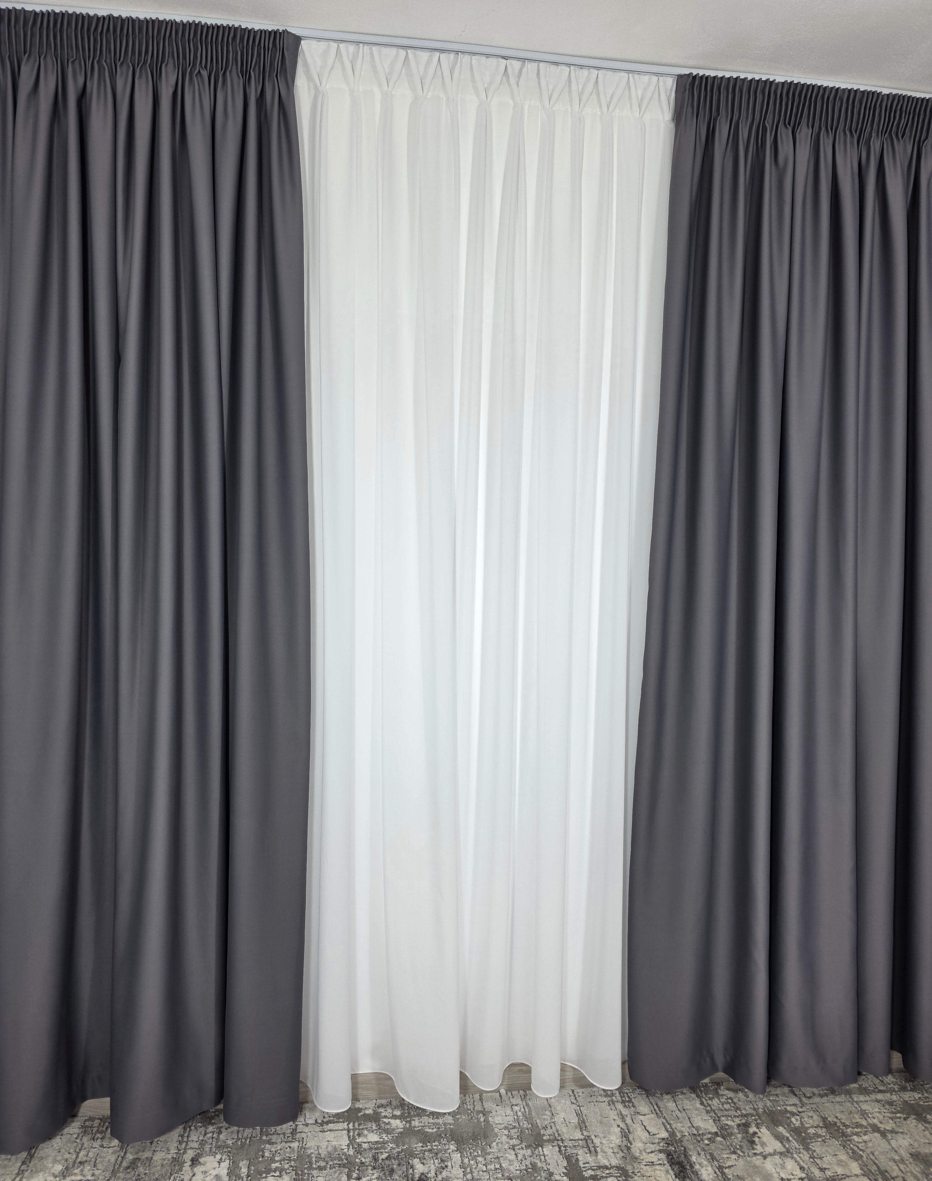 Colectia Blackout: Perdea Matase Alba Si Draperie Gri Inchis Blackout 98%