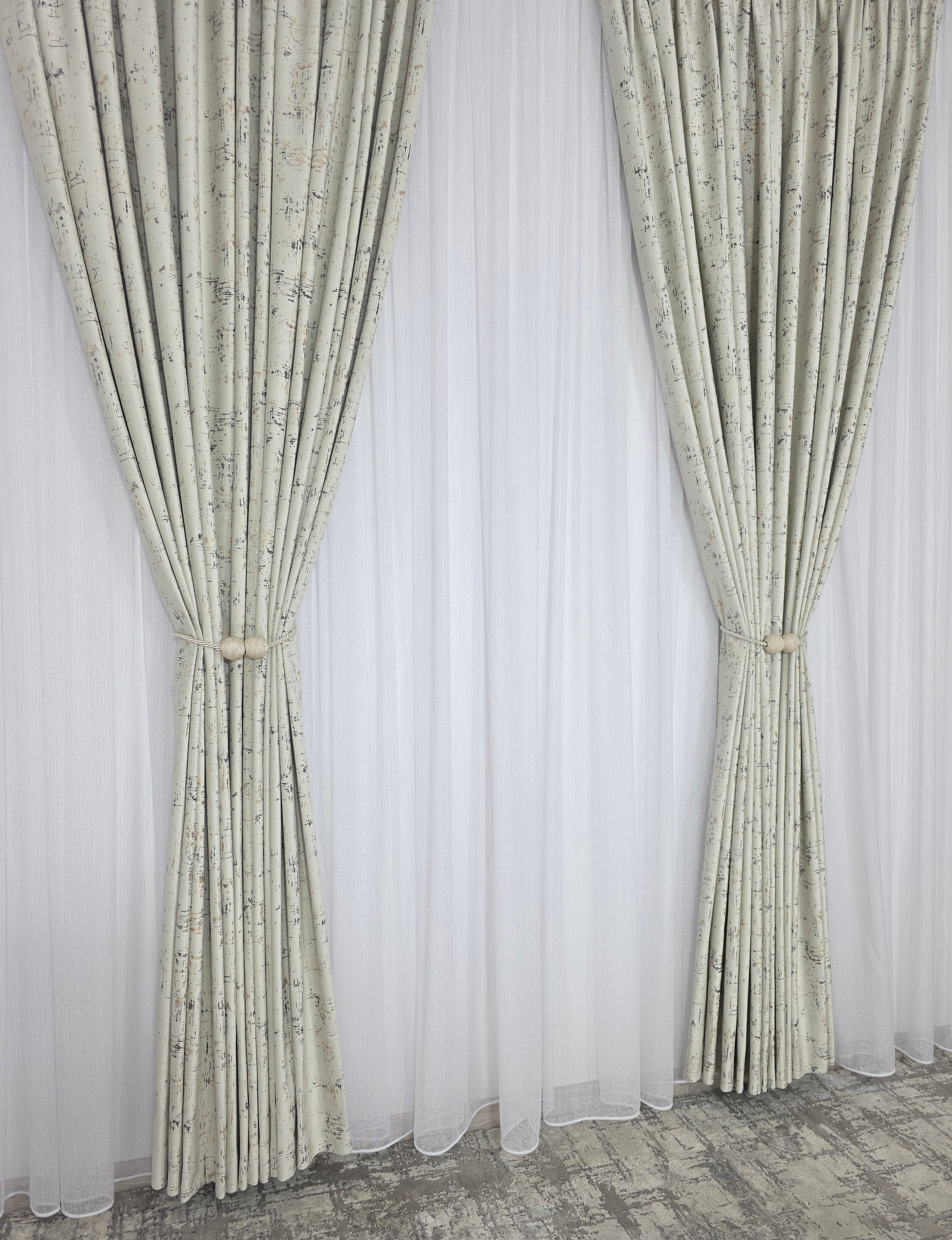 Colectia Pandantiv: Perdea Alba Din Borangic Cu Sidef Argintiu Si Draperie Catifea Crem Cu Insertii