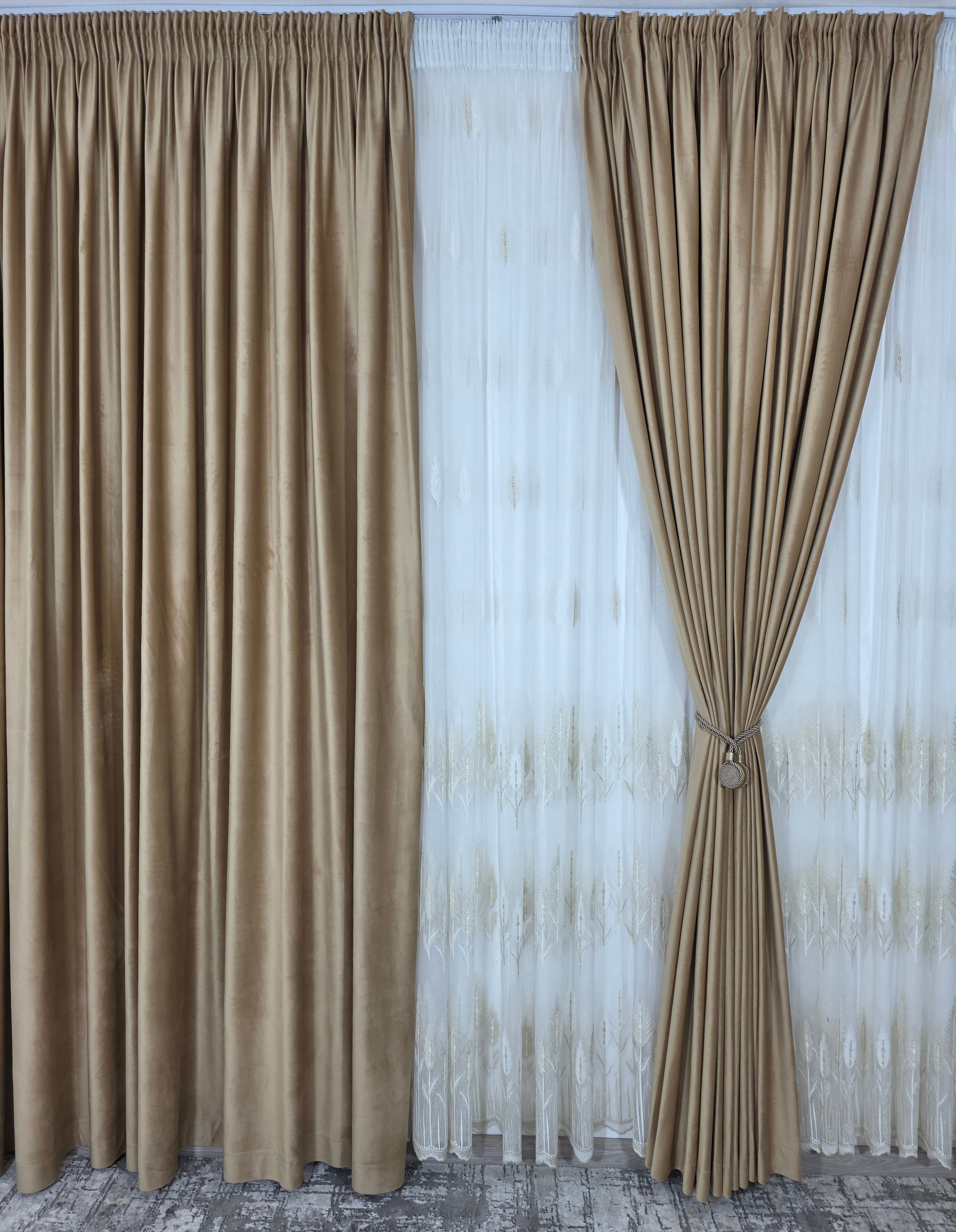 Set Aurora: perdea din bamboo cu broderie crem si draperie din catifea miere