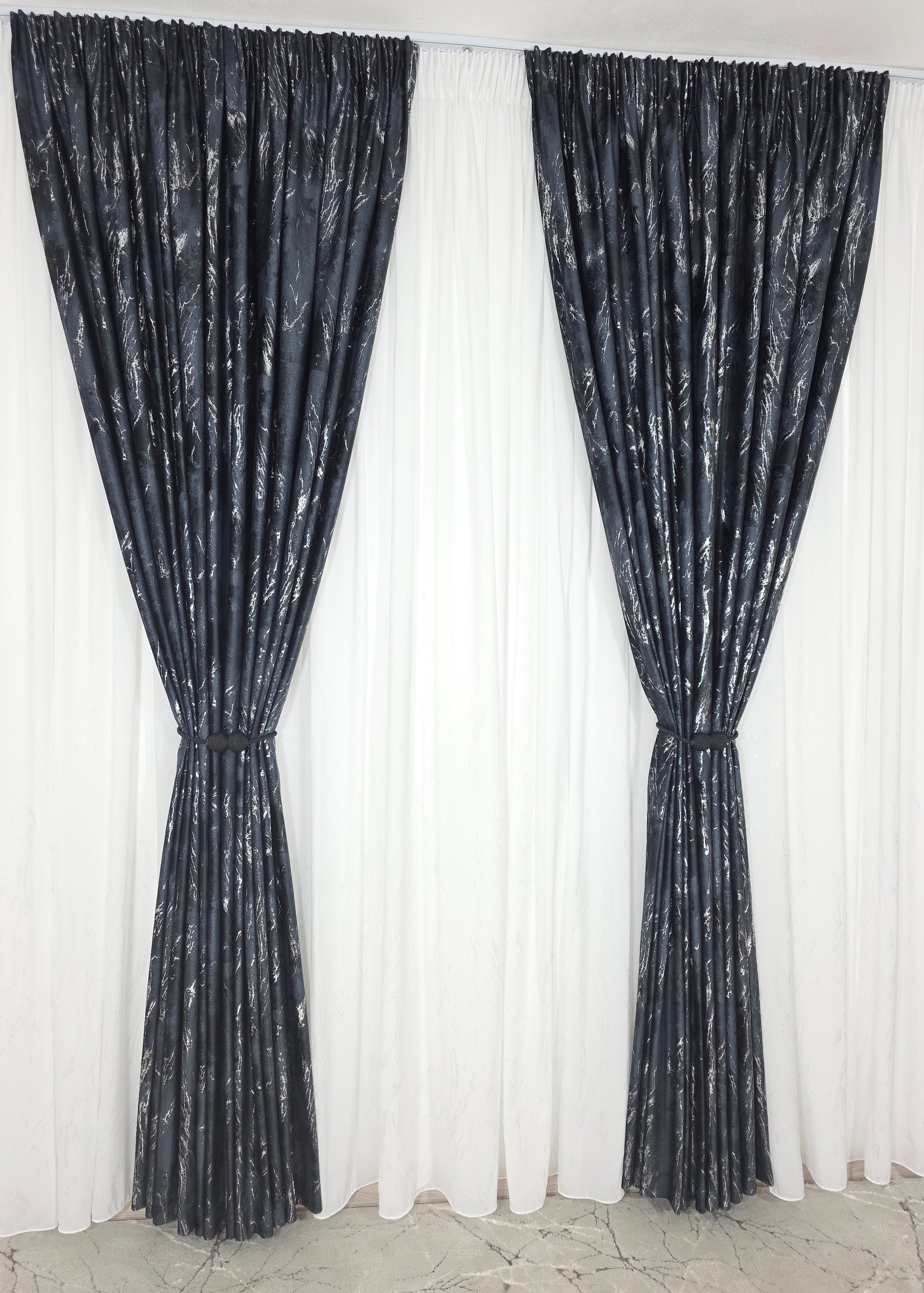 Colectia Venetia: perdea din matase cu insertii argintii varianta 3 si draperie din catifea cu insertii argintii - Negru