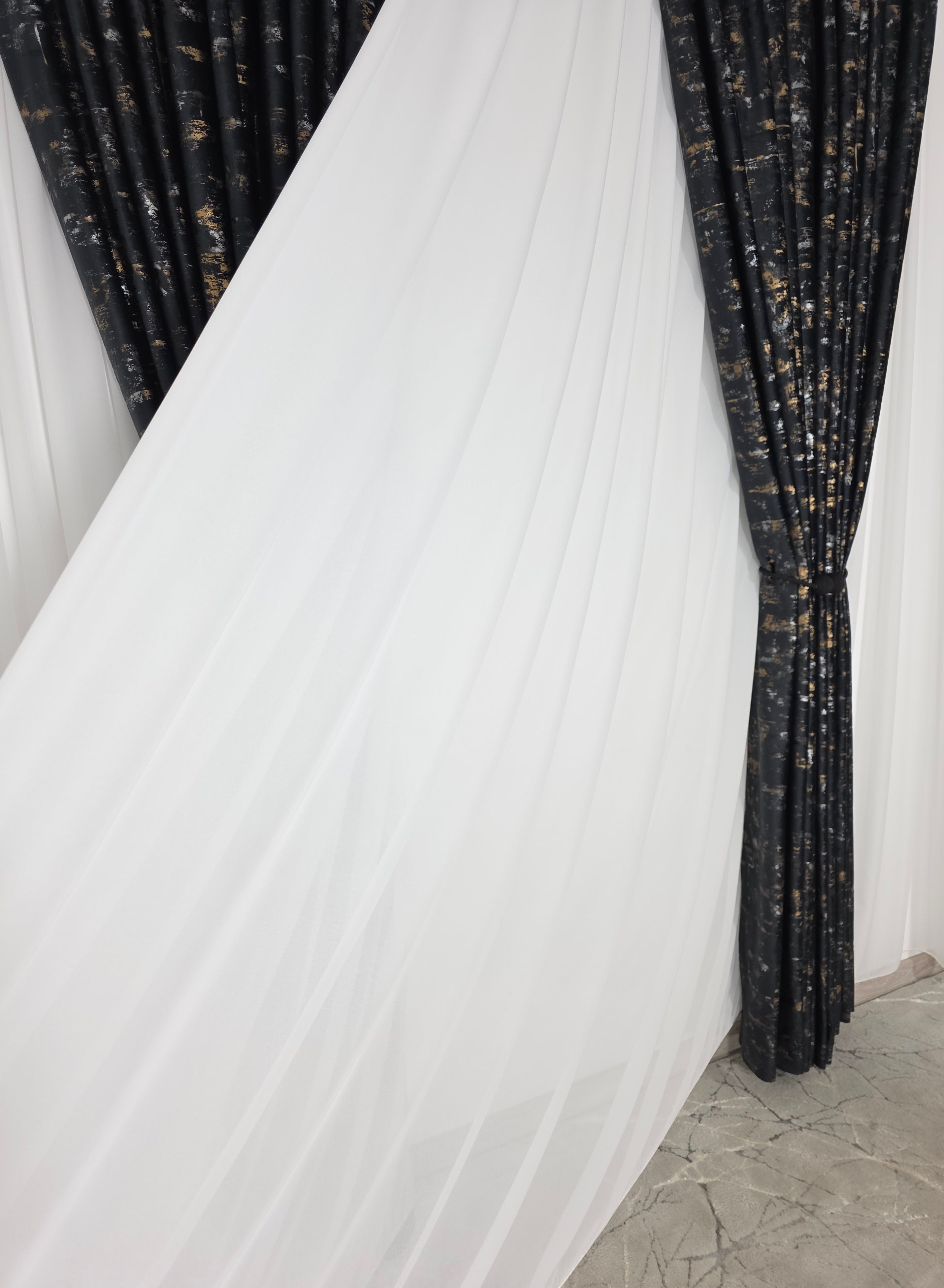 Colectia Elegance: Perdea Voal Premium Si Draperie Catifea Neagra Cu Insertii model Golden