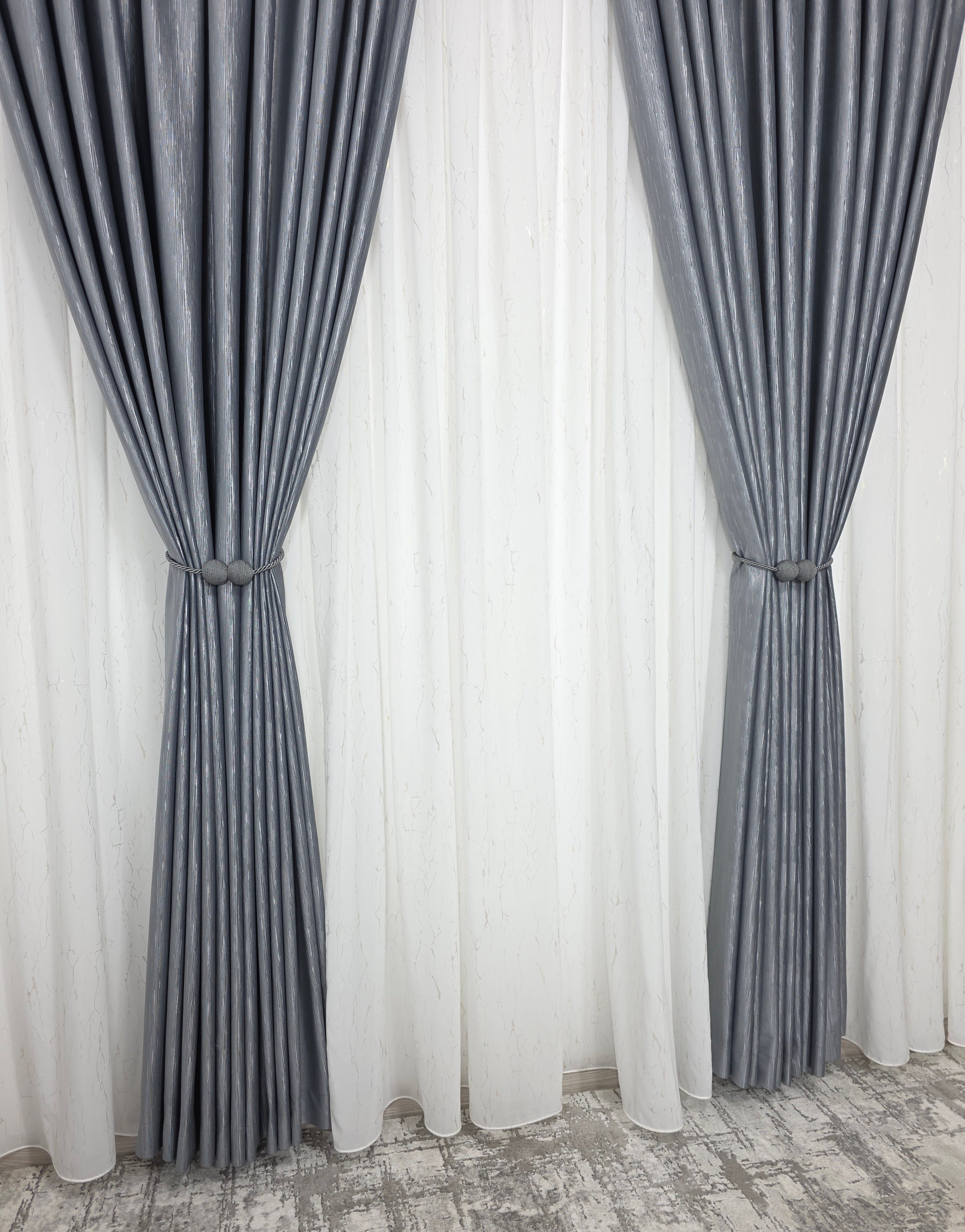 Colectia Valencia: Perdea Alba Din Matase Cu Insertii Aurii Varianta 1 Si Draperie Rolex Catifea Gri Cu Sclipici Auriu
