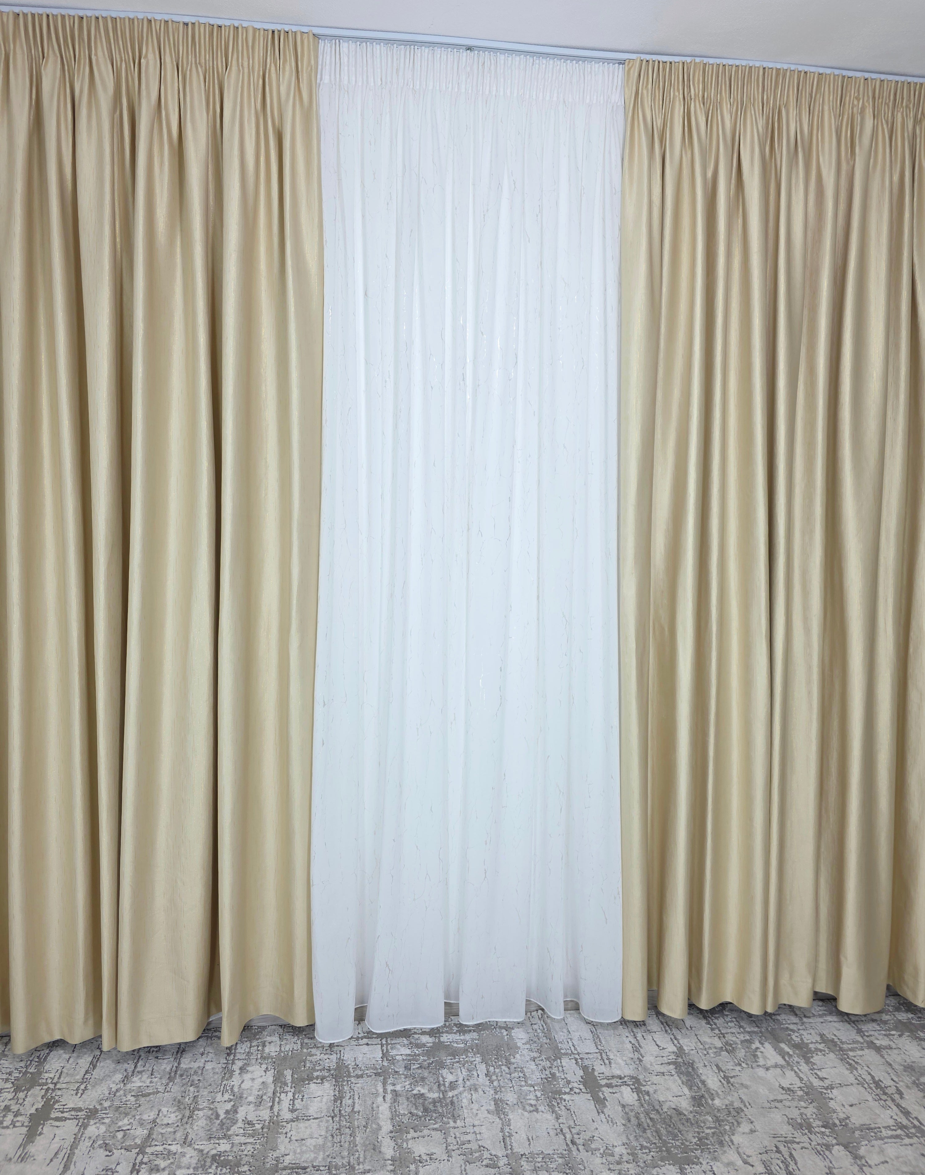 Colectia Valencia: Perdea Alba Din Matase Cu Insertii Aurii Varianta 1 Si Draperie Rolex Catifea Crem Auriu Cu Sclipici Auriu