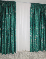 Colectia Amazon Varianta Verde Smarald: Perdea Nesifonabila Matase Alb Imaculat și Draperie Catifea Cu Insertii Aurii