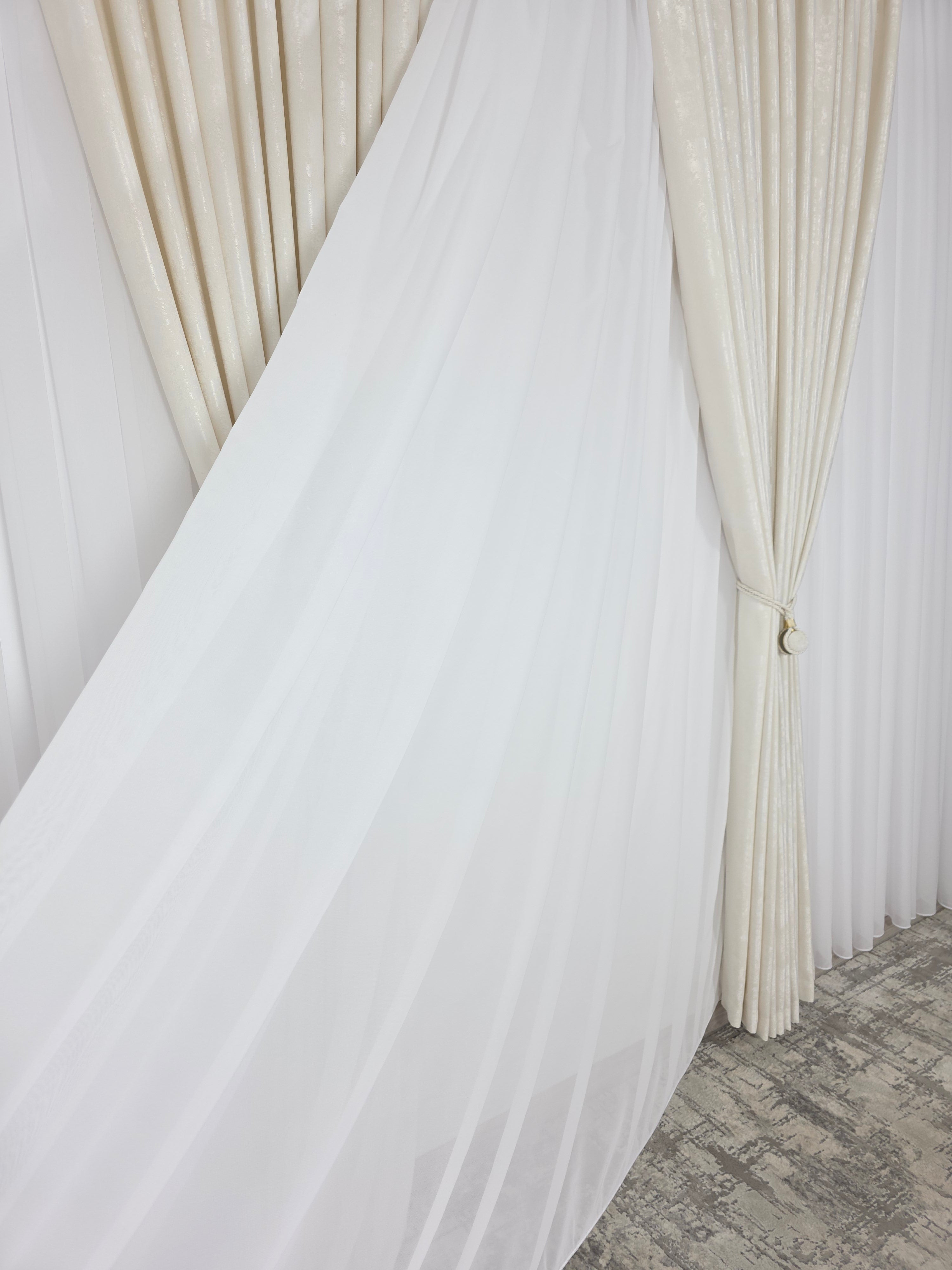 Colectia Decorativa: Perdea Alba Simpla si Draperie Tip Vopsea-Ivoire