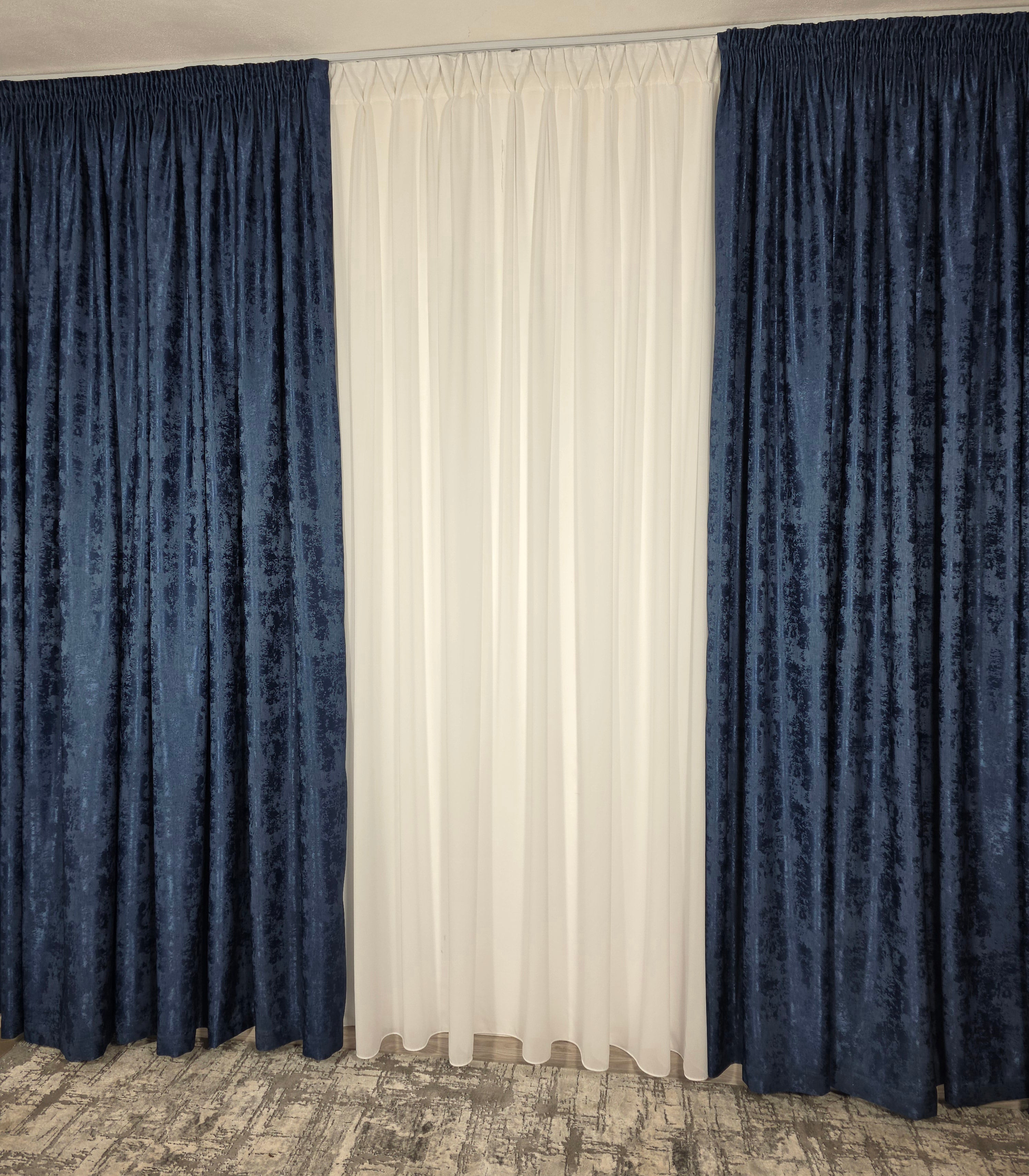 Colectia Decorativa: Perdea Ivoire Simpla si Draperie Tip Vopsea-Albastru Inchis