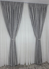 Colectia Royal: Perdea Alba Din Matase Cu Insertii Aurii Varianta 2 Si Draperie Catifea Gri Deschis Cu Insertii