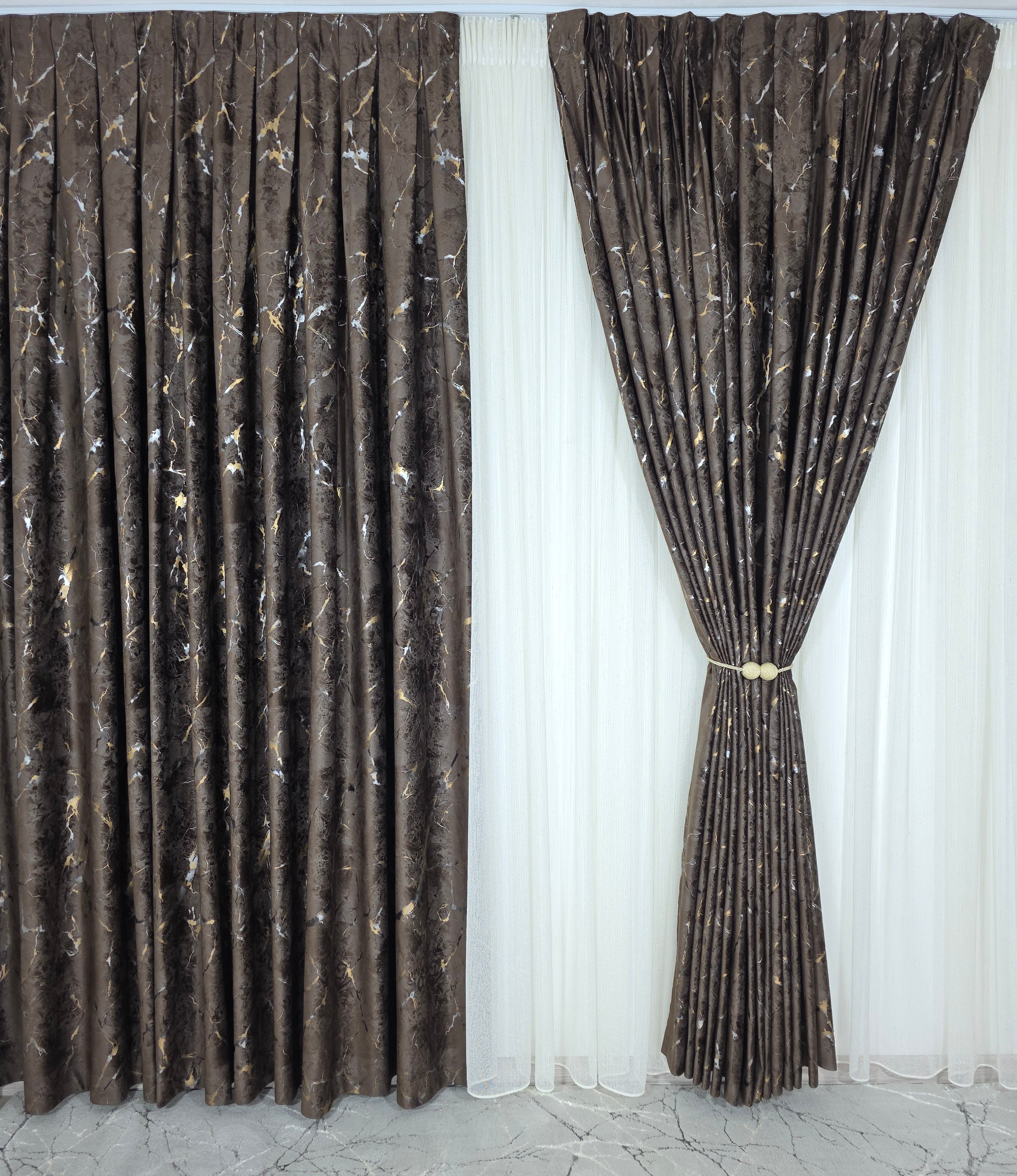 Colectia Majestic: Perdea Crem Din Borangic Cu Sidef Auriu Si Draperie Catifea Maro Cu Insertii