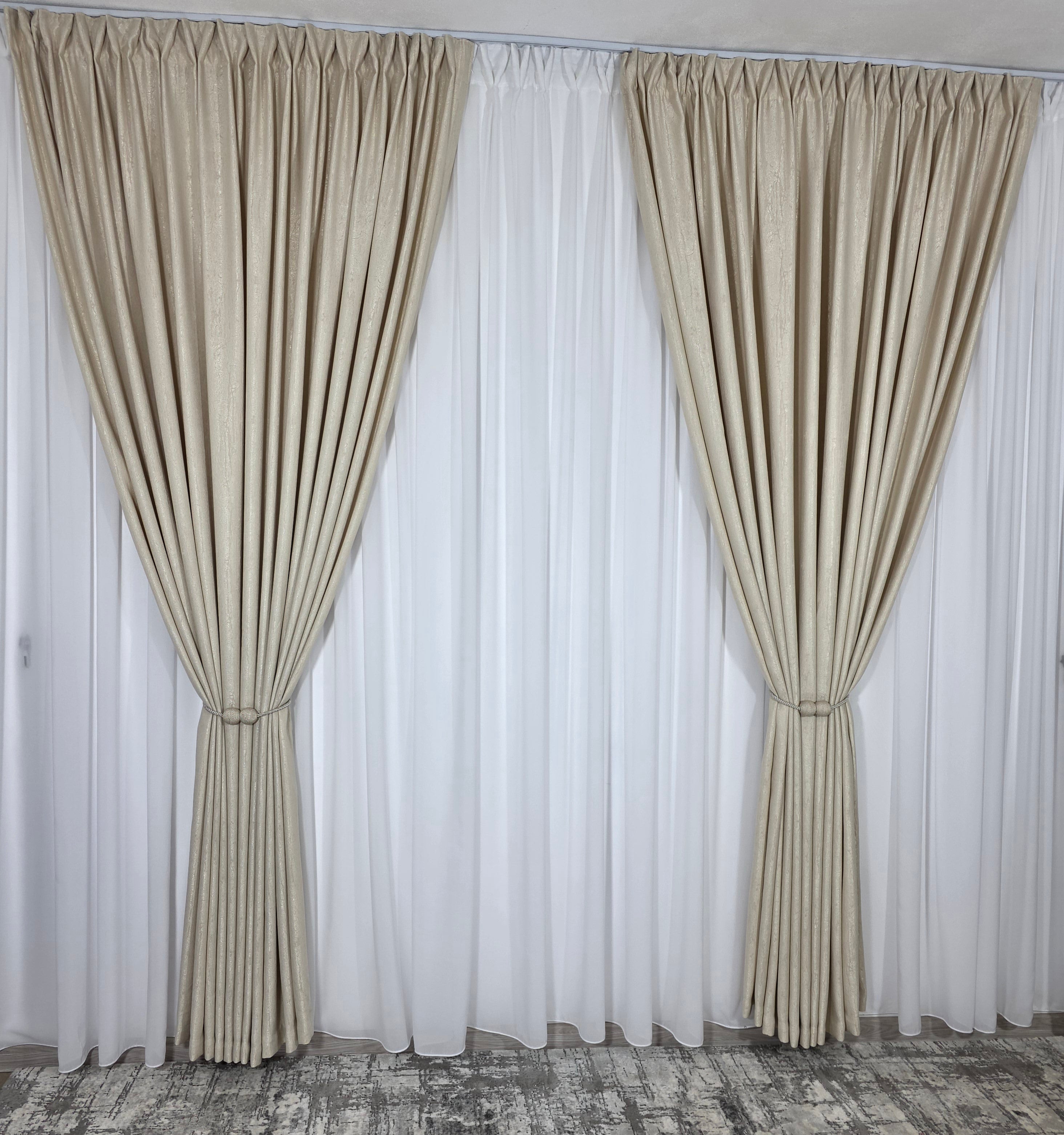Colectia Lucy: perdea alba simpla voal si draperie crem cu model de vopsea decorativa