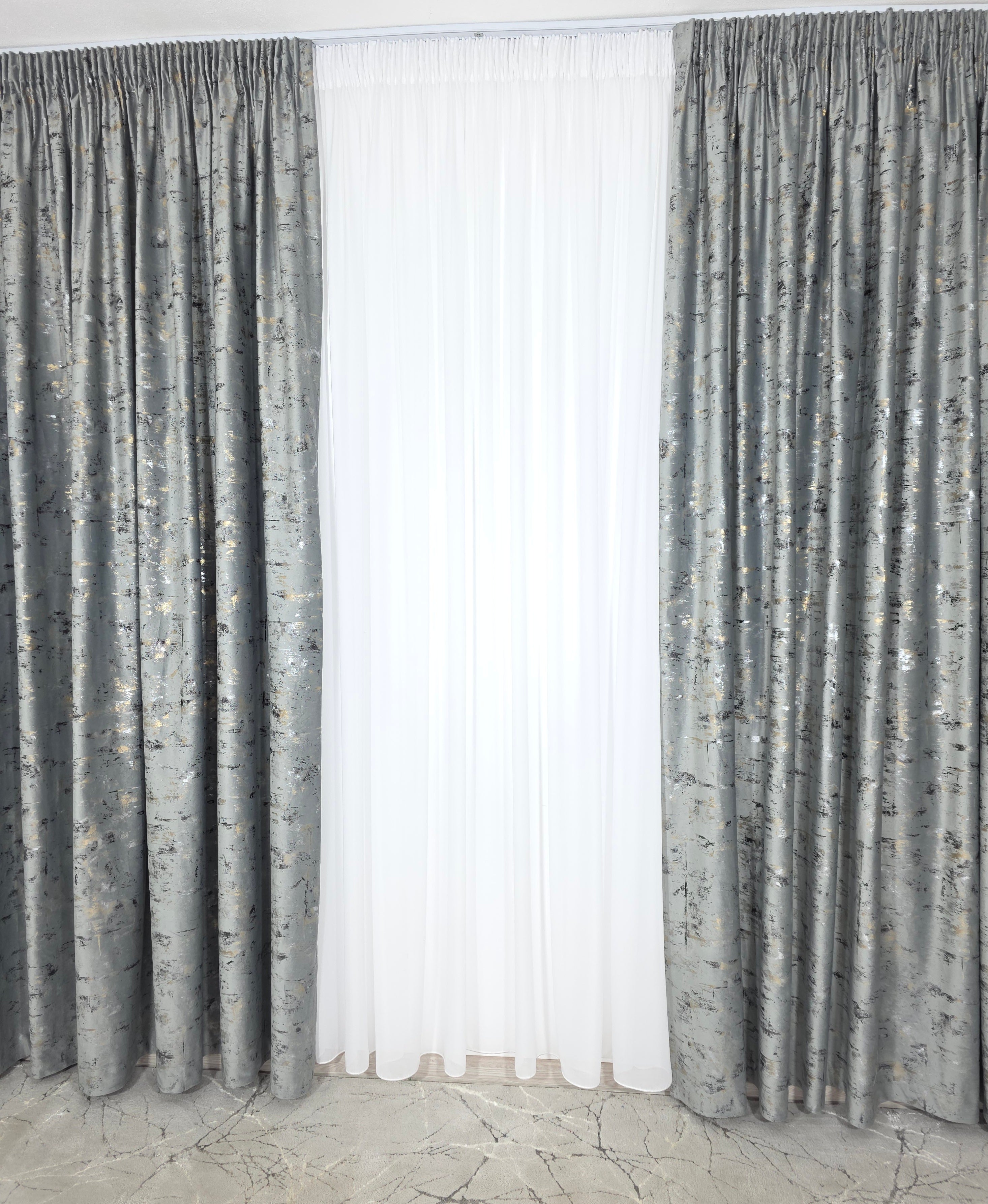 Colectia Elegance: Perdea Voal Premium Si Draperie Catifea Gri Mediu Cu Insertii model Golden