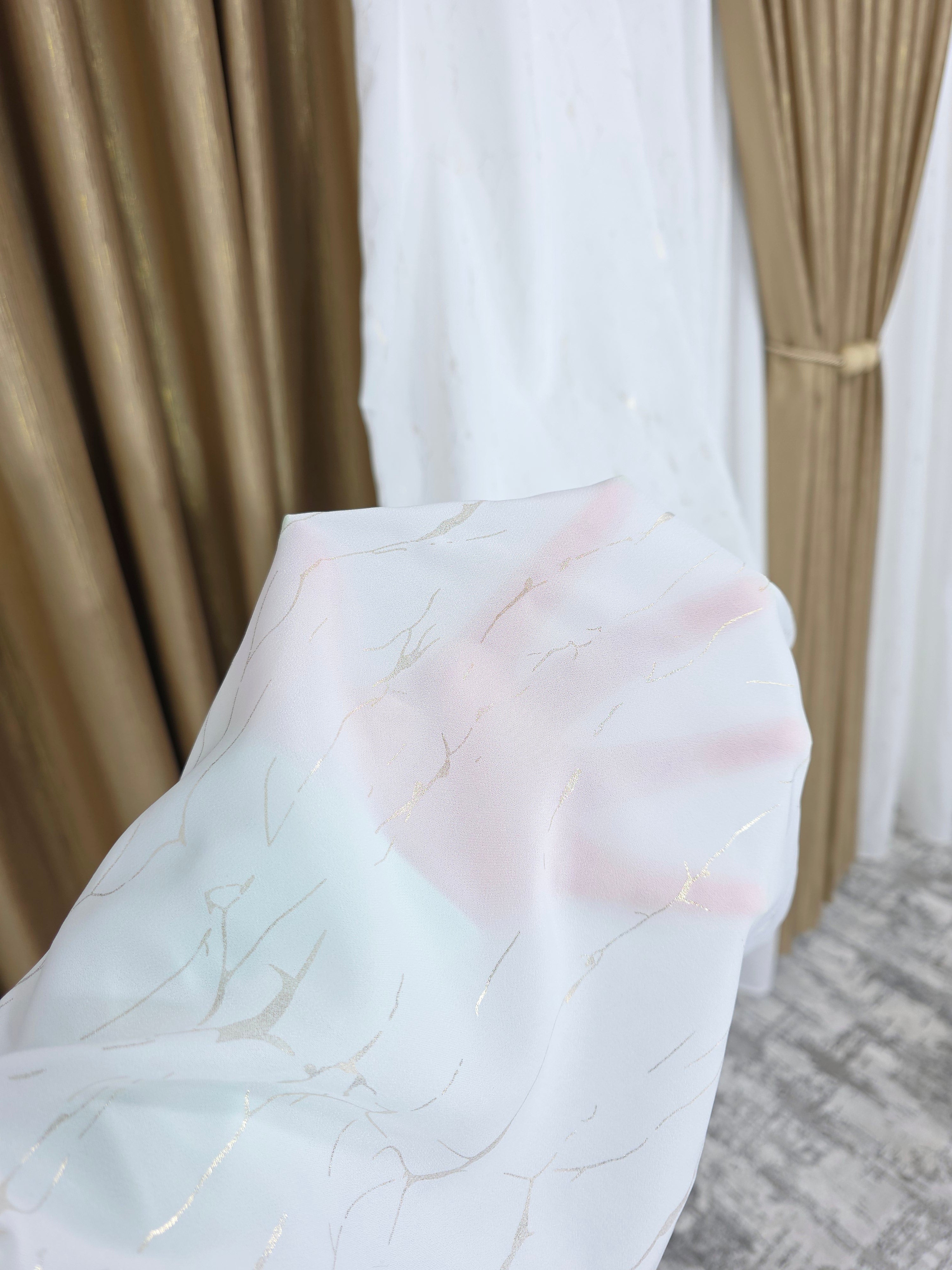 Colectia Valencia: Perdea Alba Din Matase Cu Insertii Aurii Varianta 1 Si Draperie Rolex Catifea Capucino Cu Sclipici Auriu