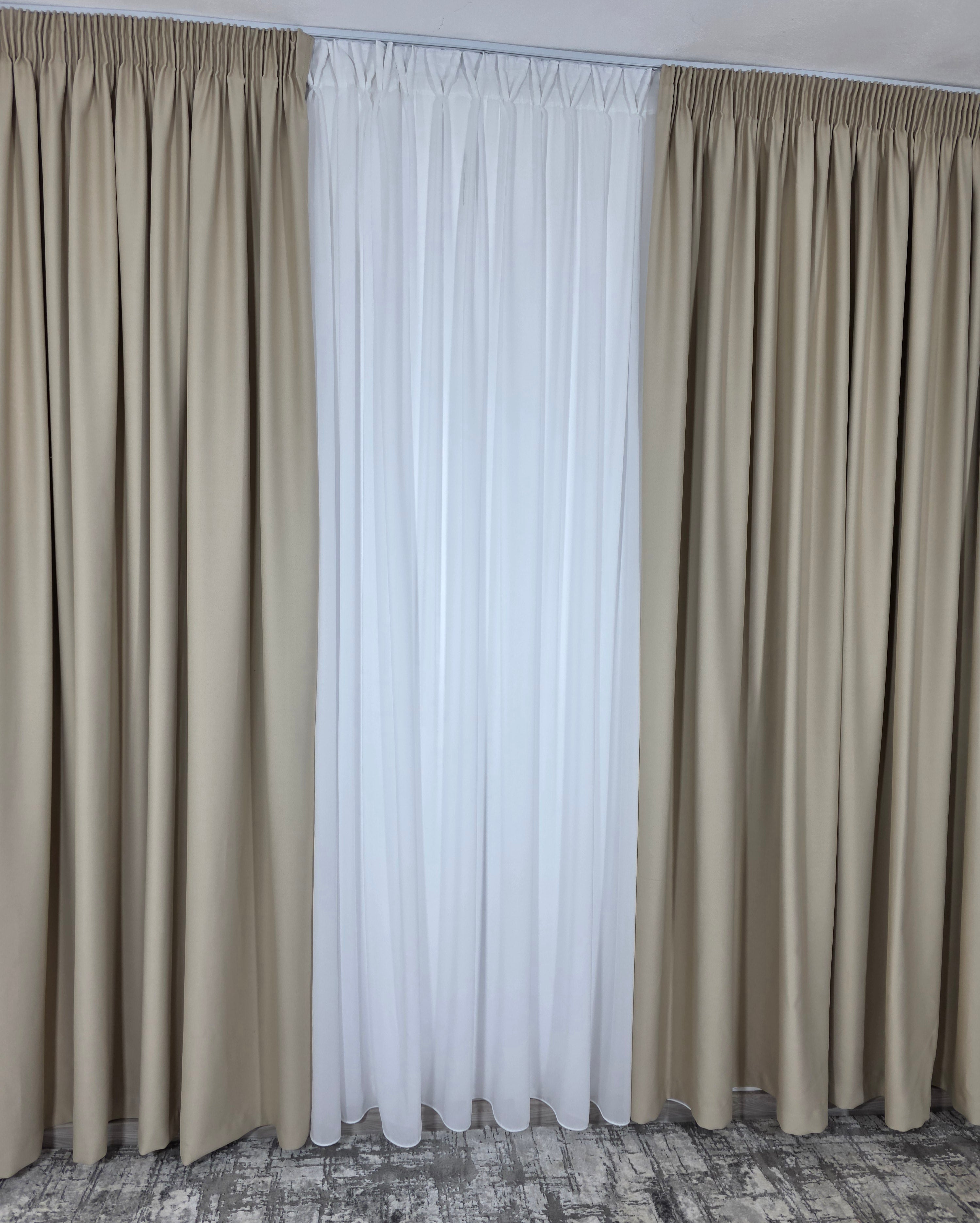 Colectia Blackout: Perdea Din Matase Alba Si Draperie Crem Blackout 80%
