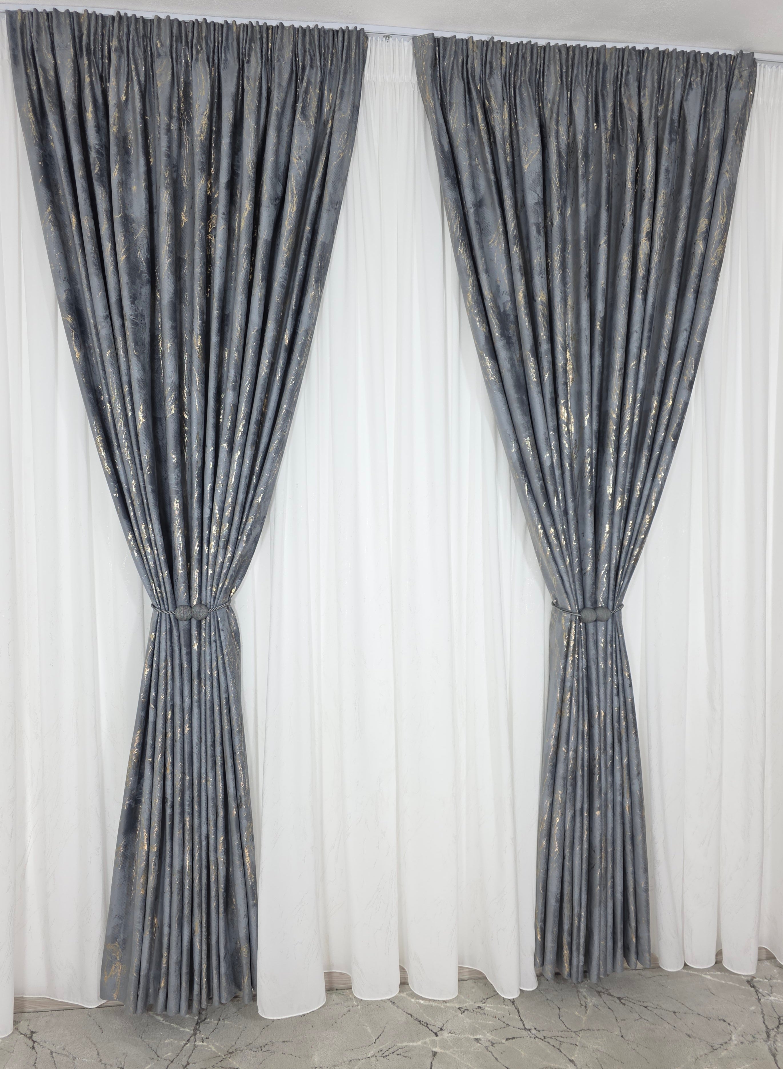 Colectia Venetia: perdea din matase cu insertii aurii varianta 3 si draperie din catifea cu insertii aurii - Gri inchis