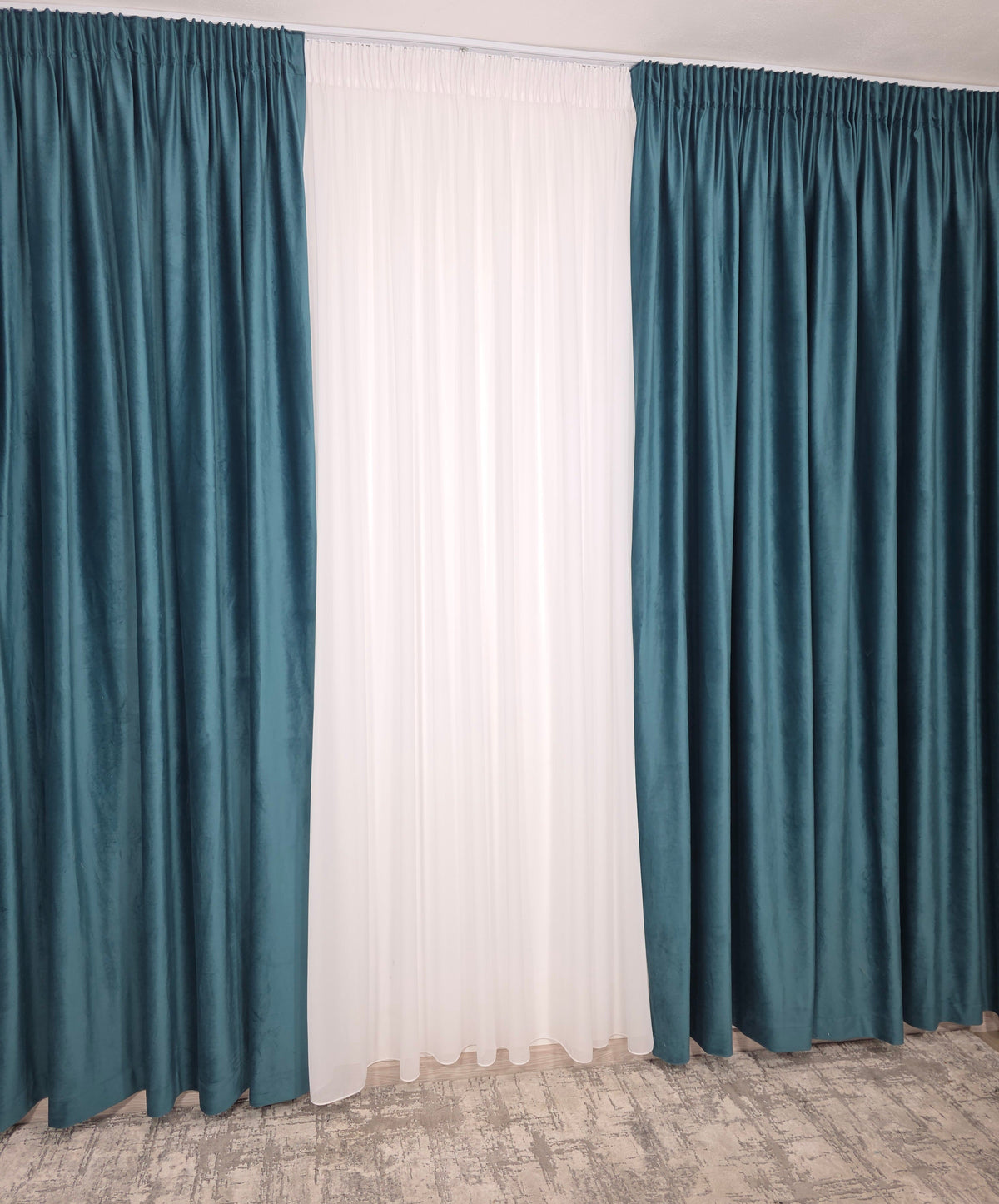 Set Amalfi – Perdea Voal Premium si Draperie Catifea Verde Turcoaz – Ideal pentru Livinguri Luminoase cu Canapele Crem, Mobilier Alb sau Lemn Natur si Accente Turcoaz – Confectionat pe Comanda