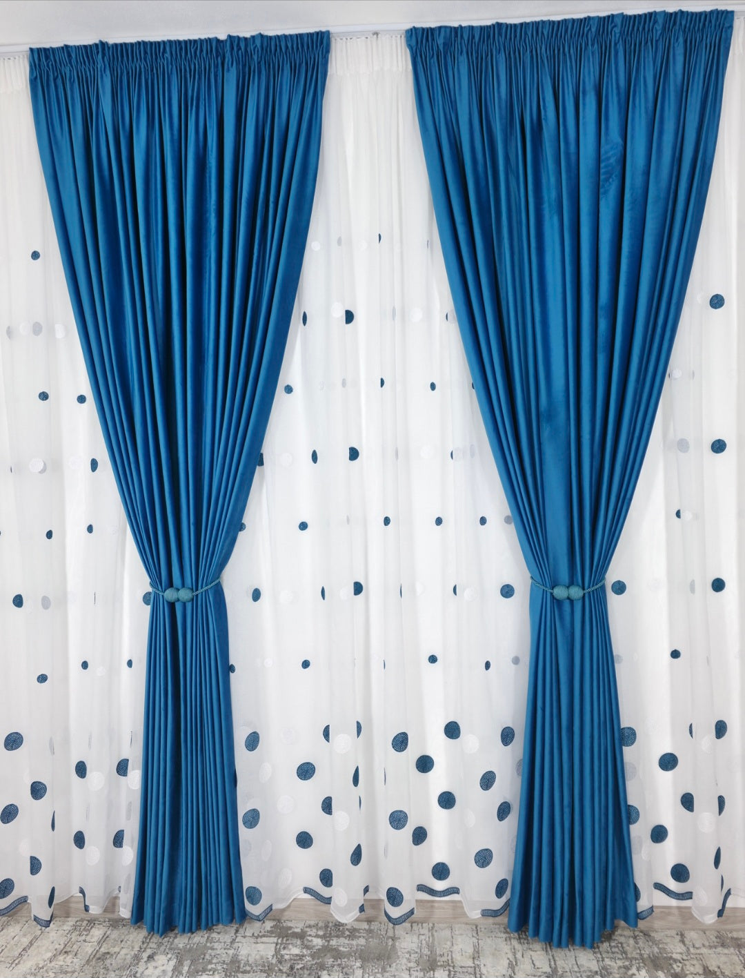 Set Liana: perdea alba din in cu buline turcoaz cu draperie catifea turcoaz