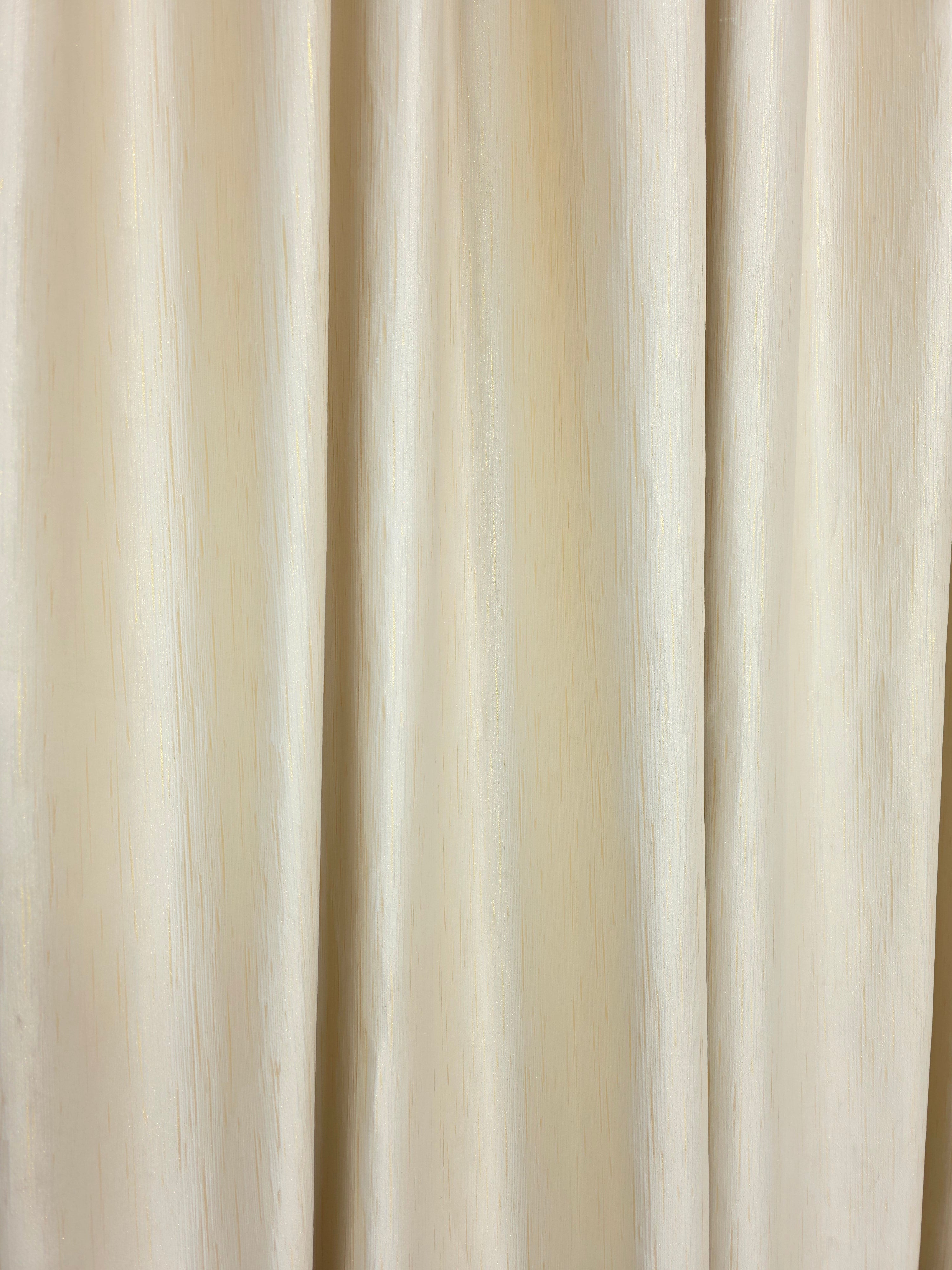 Colectia Valencia: Perdea Alba Din Matase Cu Insertii Aurii Varianta 1 Si Draperie Rolex Catifea Crem Auriu Cu Sclipici Auriu
