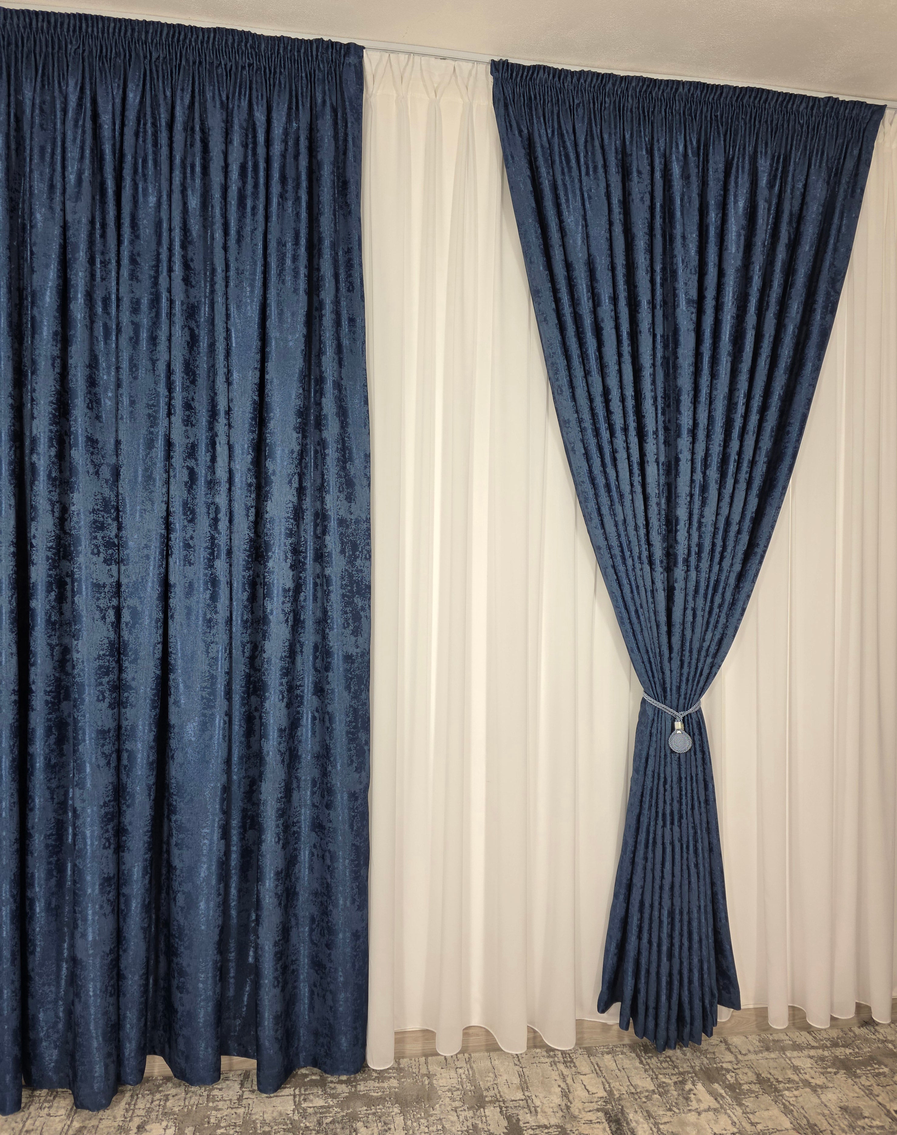Colectia Decorativa: Perdea Ivoire Simpla si Draperie Tip Vopsea-Albastru Inchis