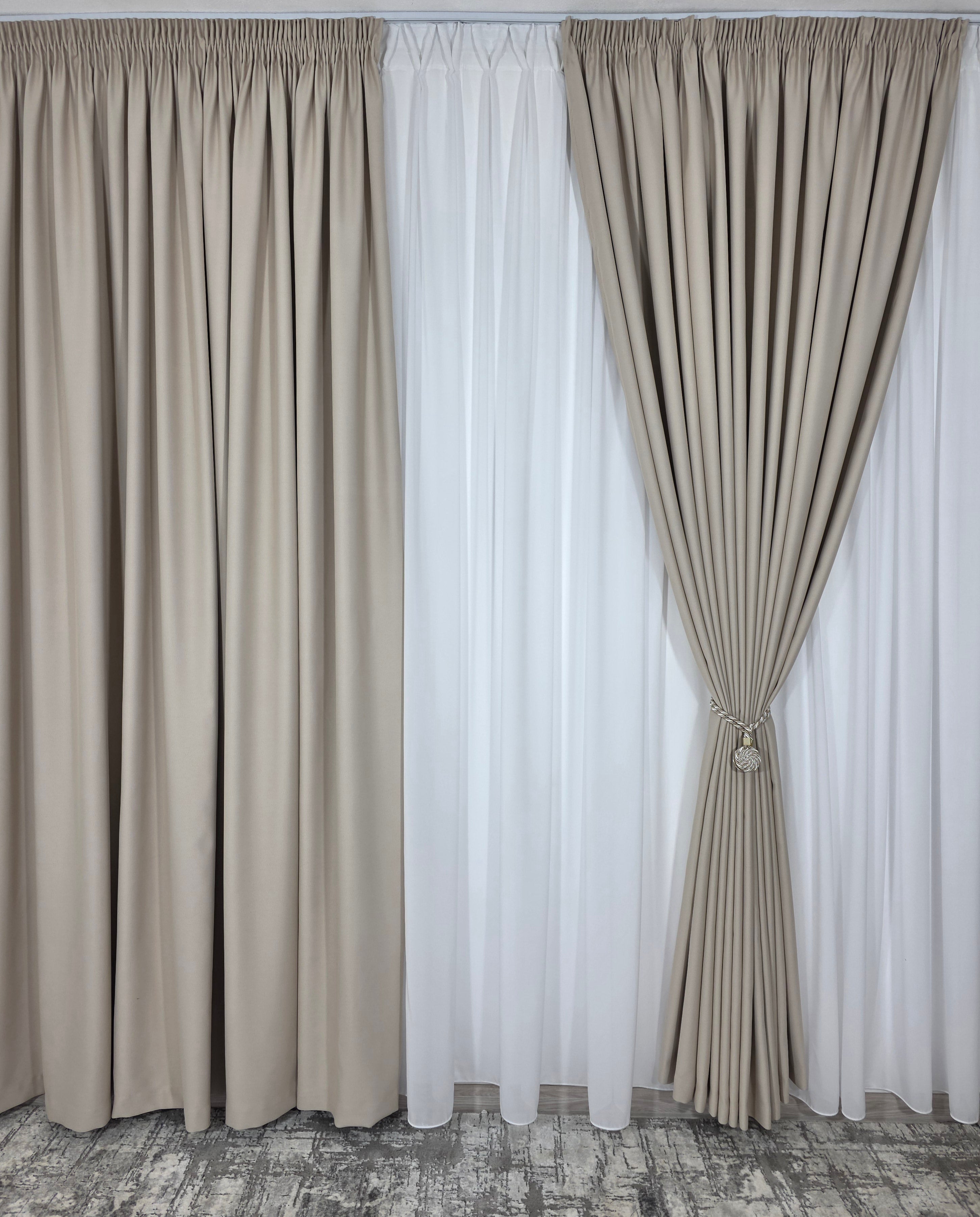 Colectia Blackout: Perdea Matase Alba Si Draperie Crem-Roze Blackout 80%