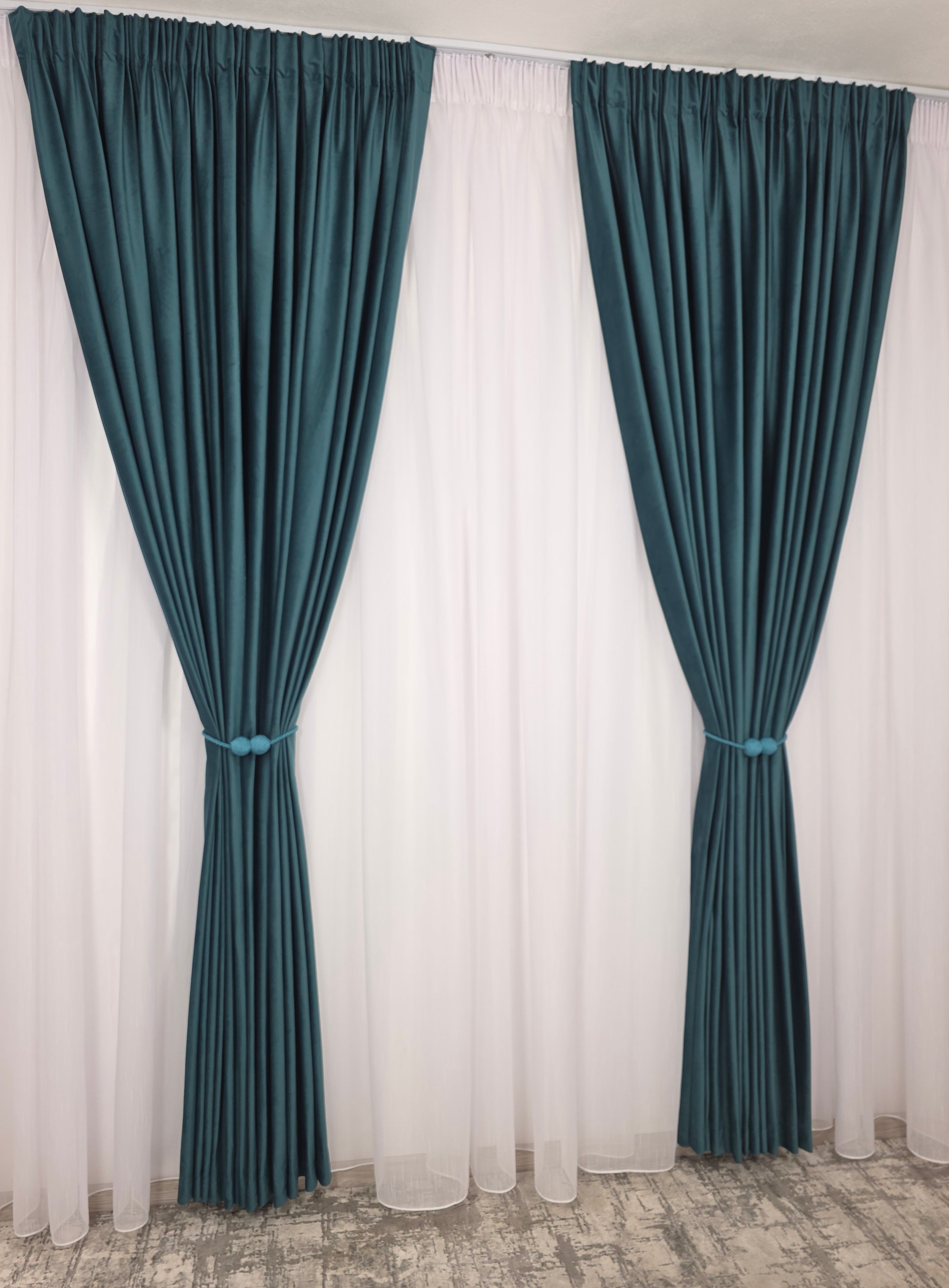 Set Daniela: Perdea Sable Alba plina ca textura Si Draperie Catifea Verde-Turcoaz