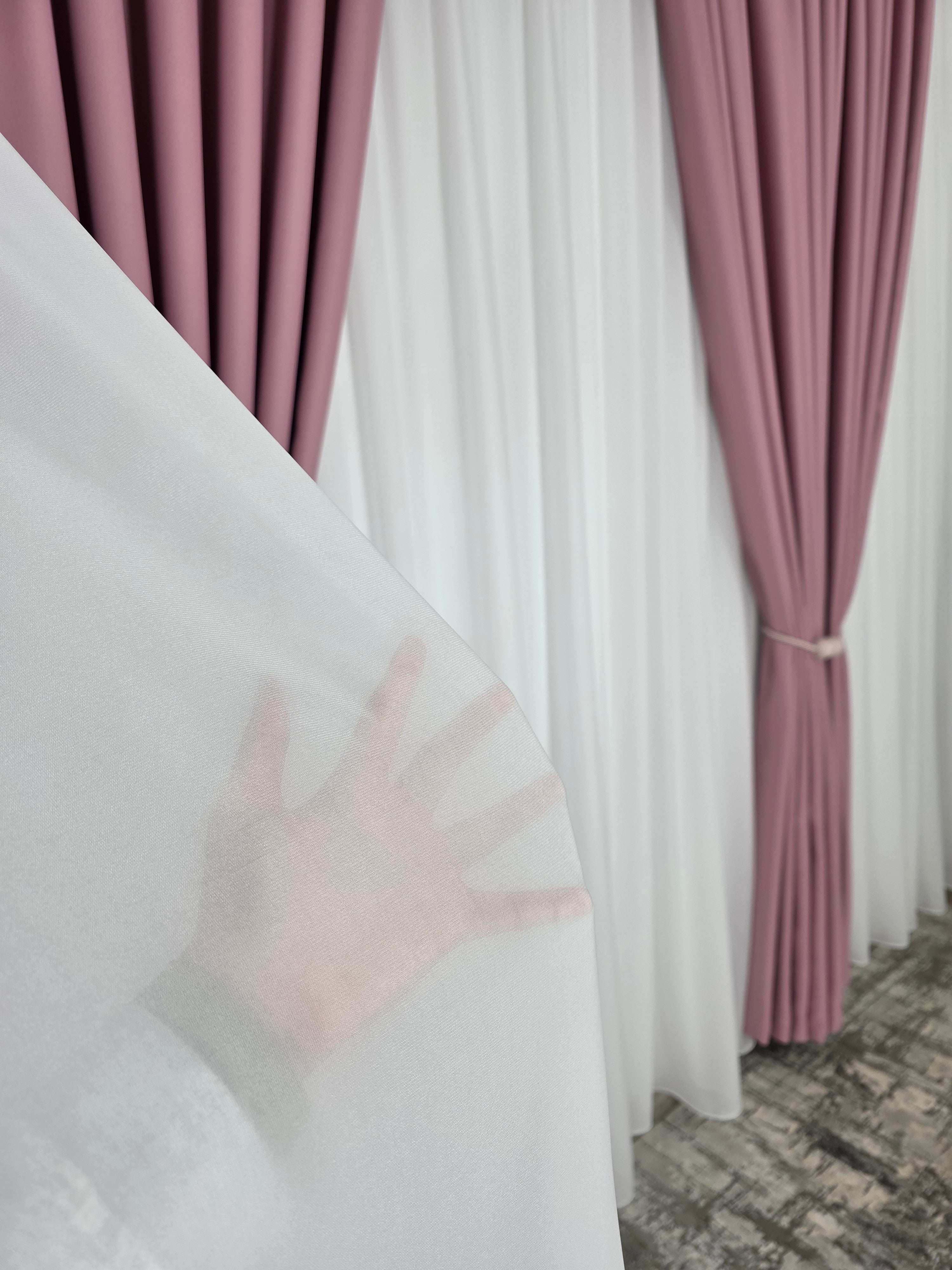 Colectia Blackout: Perdea Matase Alba Si Draperie Roz Blackout 80%