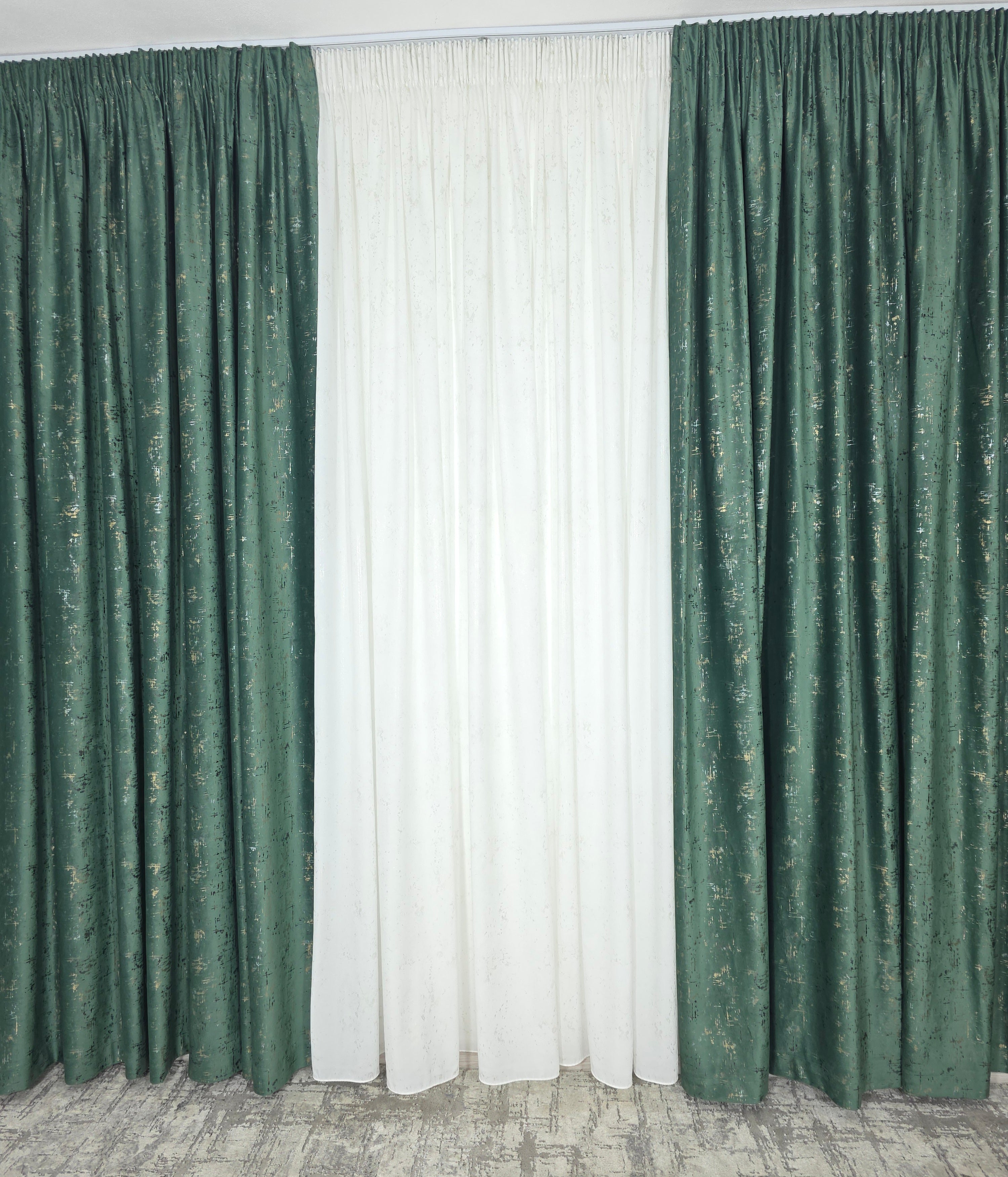 Colectia Royal: Perdea Alba Din Matase Cu Insertii Aurii Varianta 2 Si Draperie Catifea Verde Smarald Cu Insertii
