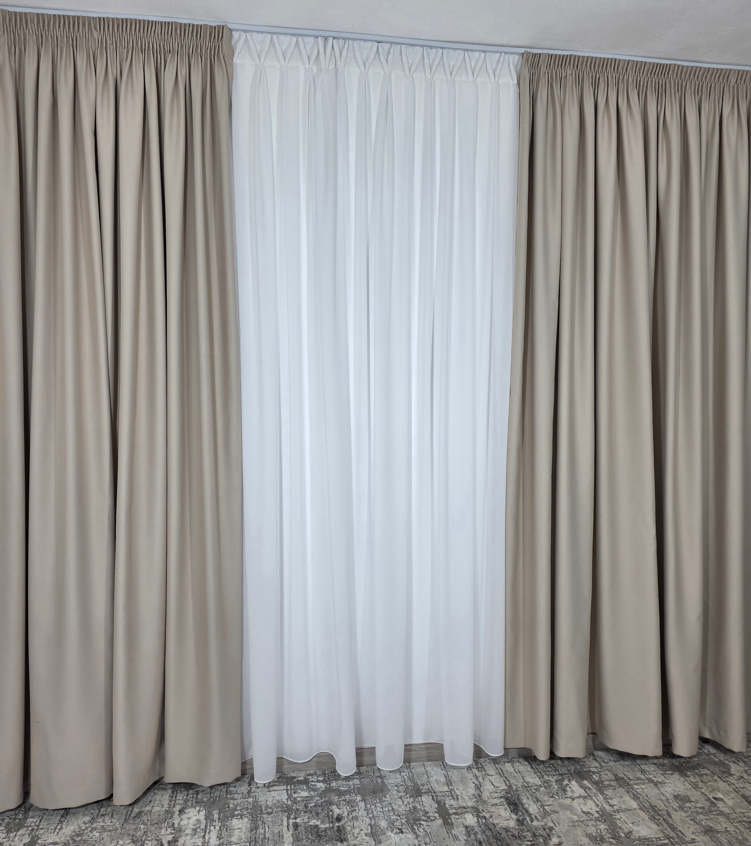 Colectia Blackout: Perdea Matase Alba Si Draperie Crem-Roze Blackout 80%