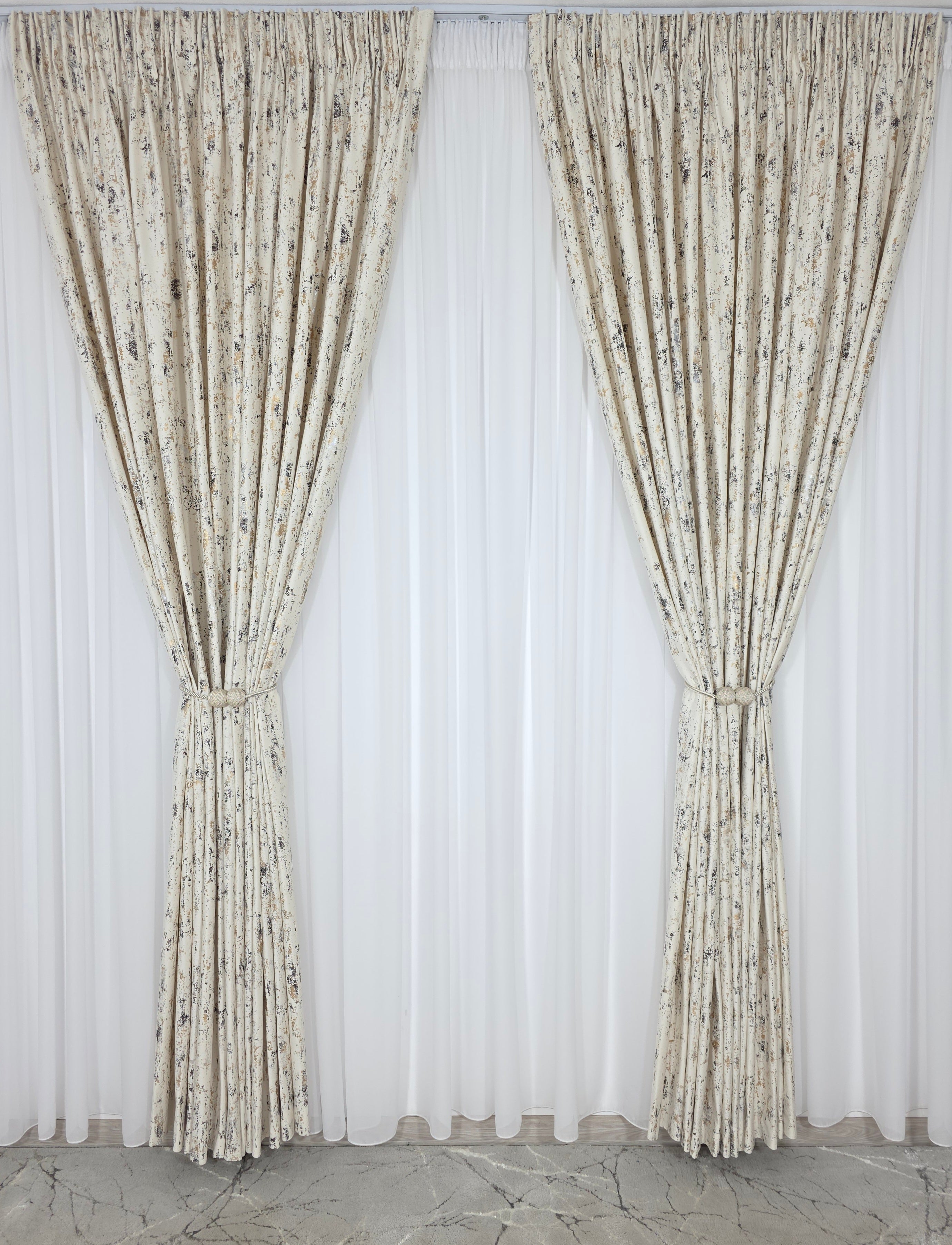 Colectia Elegance: Perdea Voal Premium Si Draperie Catifea Bej Cu Insertii model Golden