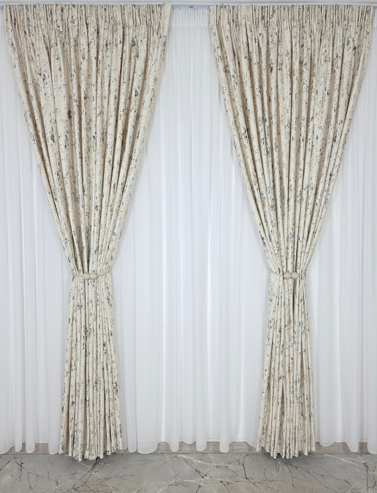 Set Perdea alba si draperie crem cu insertii-ideala pentru pentru un efect elegant si stralucitor in living sau dormitor