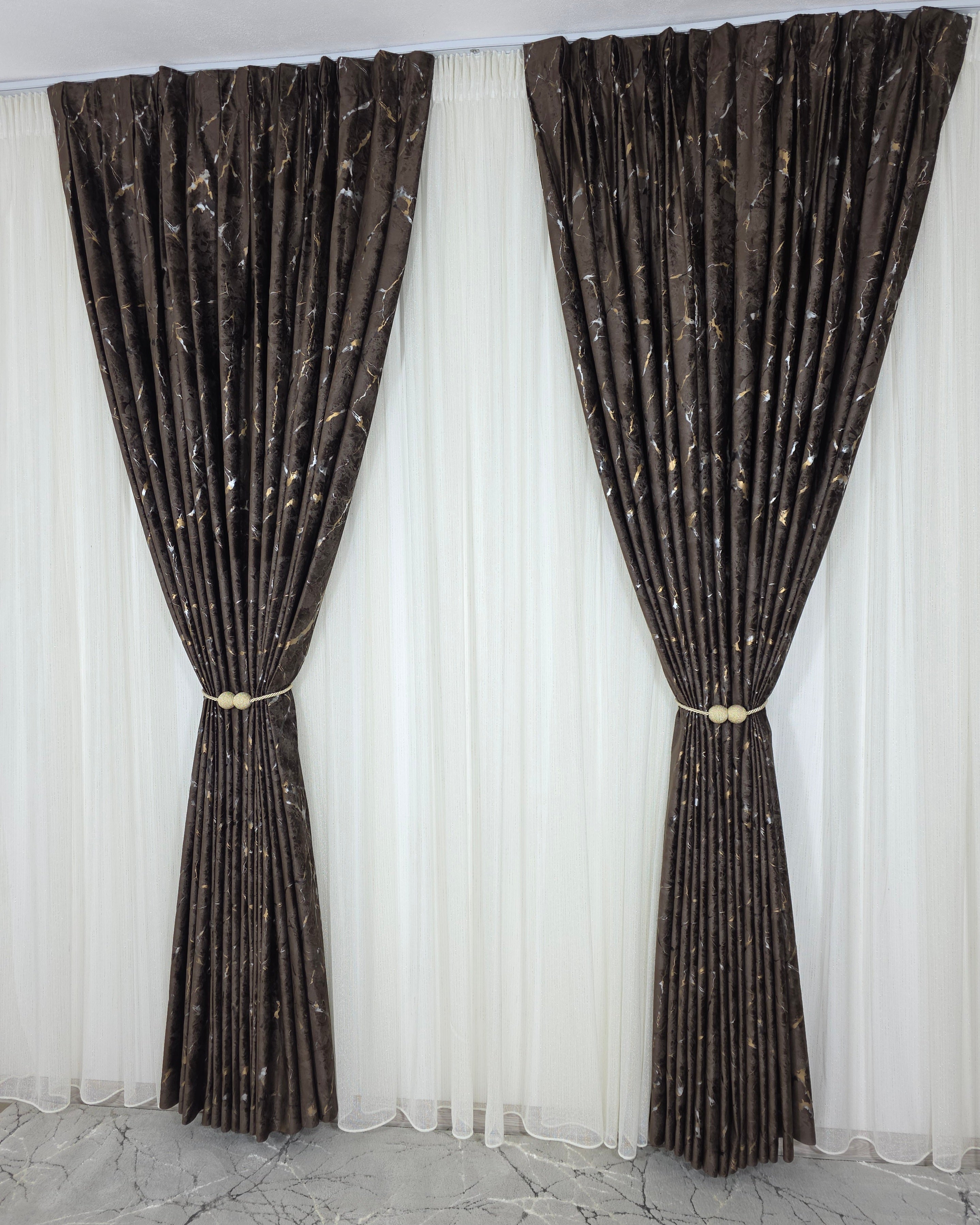 Colectia Majestic: Perdea Crem Din Borangic Cu Sidef Auriu Si Draperie Catifea Maro Cu Insertii