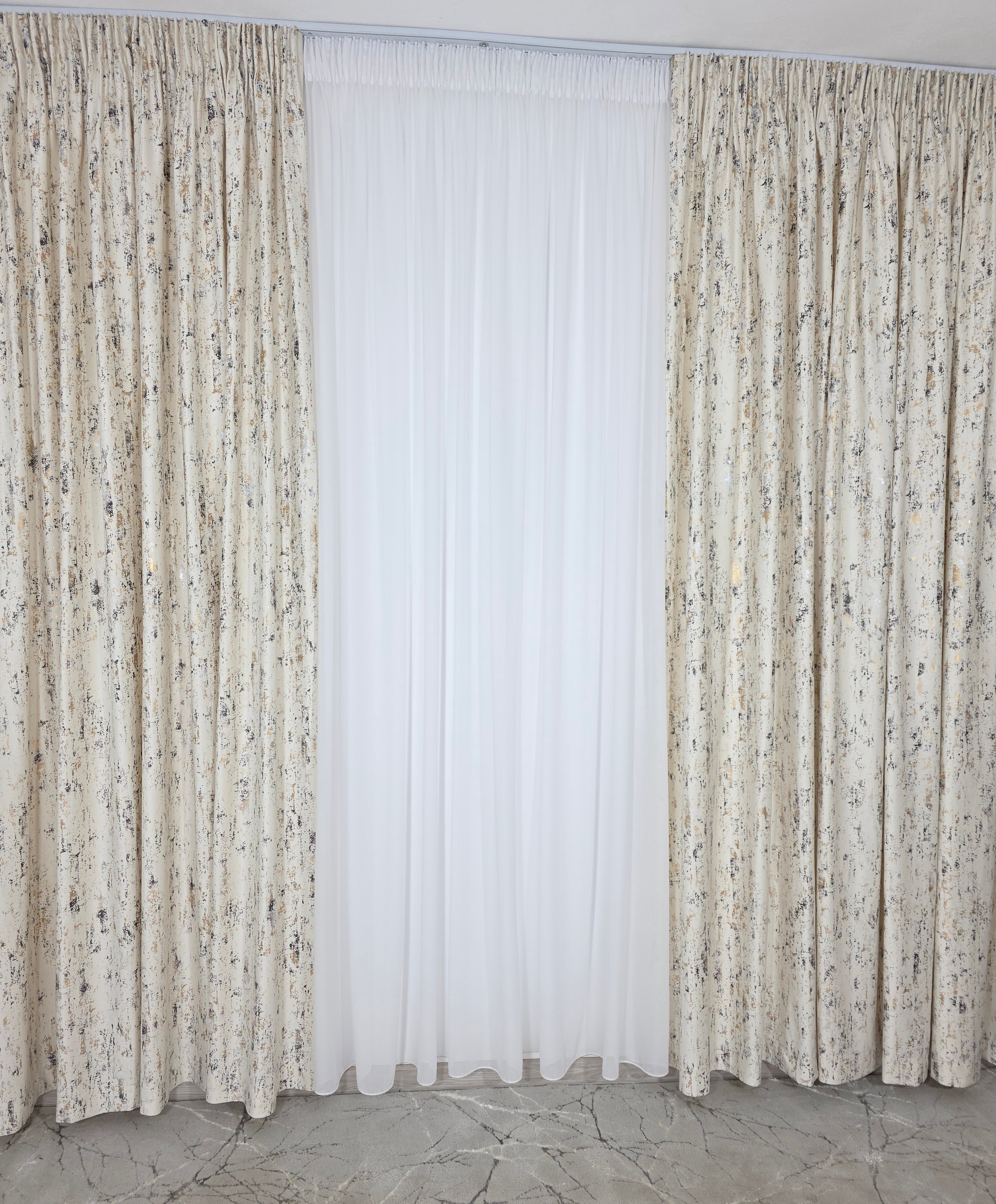 Colectia Elegance: Perdea Voal Premium Si Draperie Catifea Bej Cu Insertii model Golden
