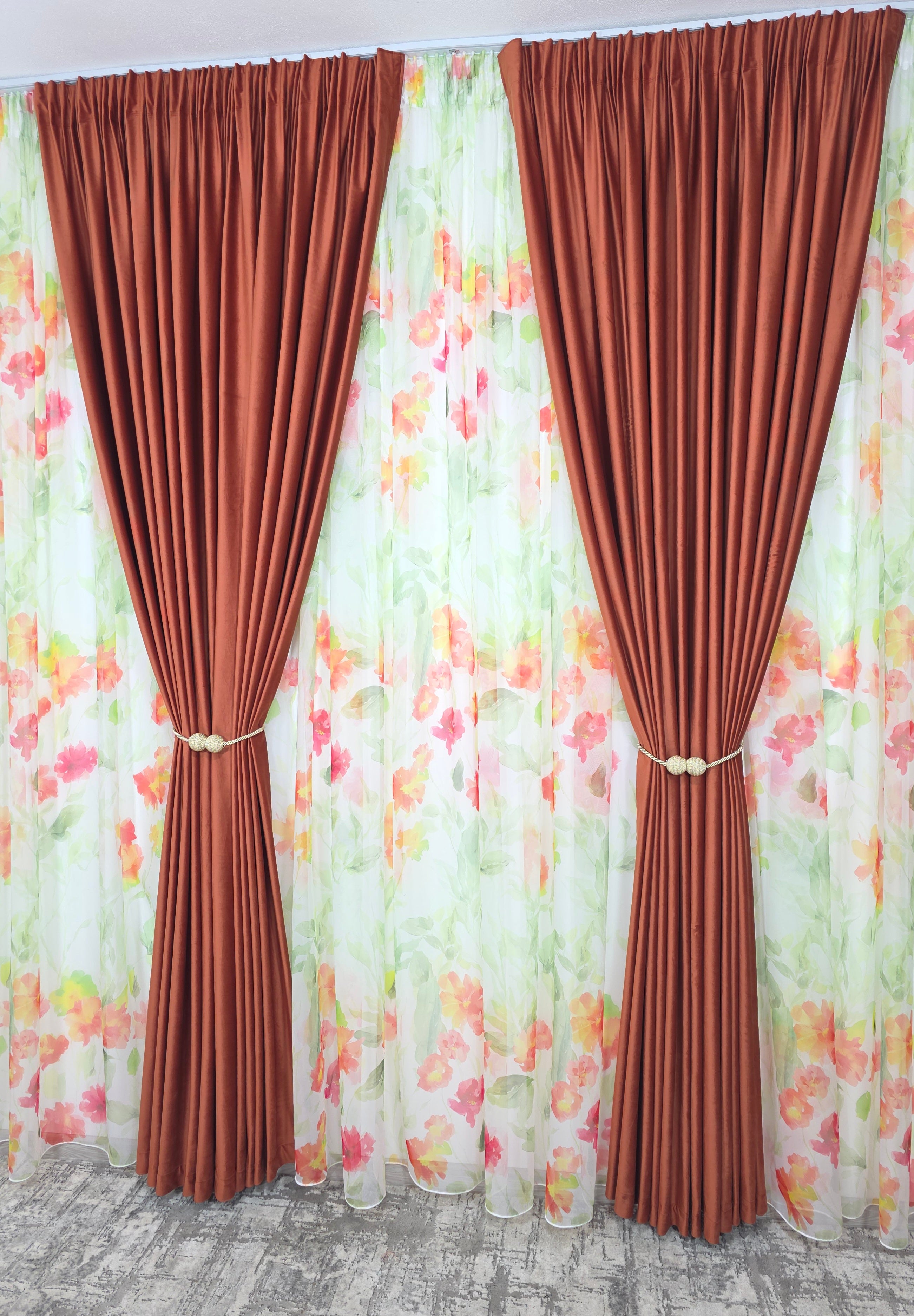 Set Petale in Cupru: Perdea Din Voal Cu Model Floral Si Draperie Catifea Caramiziu