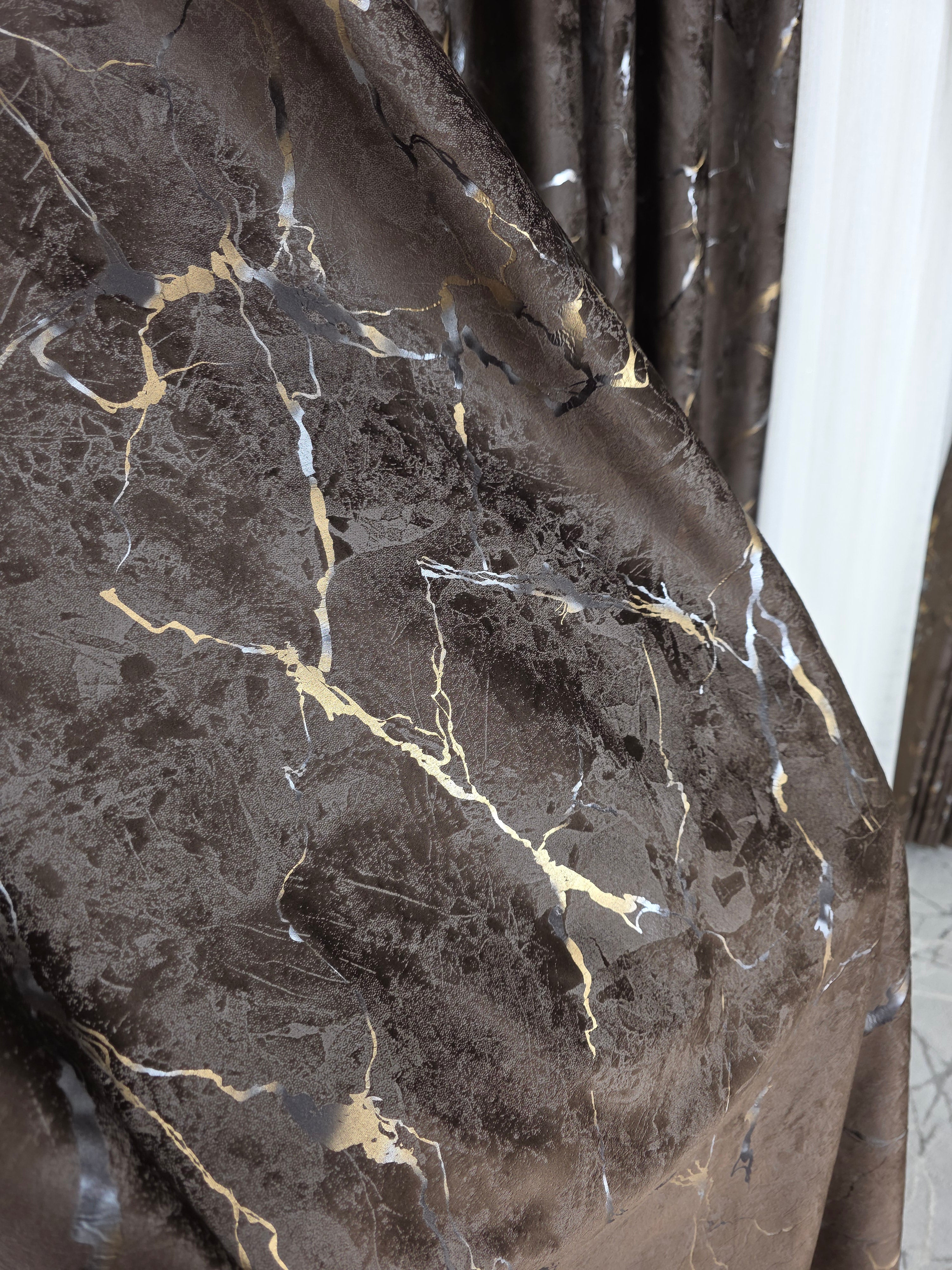 Colectia Majestic: Perdea Crem Din Borangic Cu Sidef Auriu Si Draperie Catifea Maro Cu Insertii