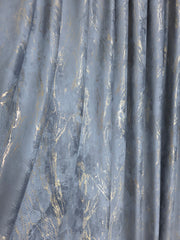 Set Clarisa: Perdea Jorjet Gri Si Draperie Milano Din Catifea Gri Inchis Cu Insertii Aurii