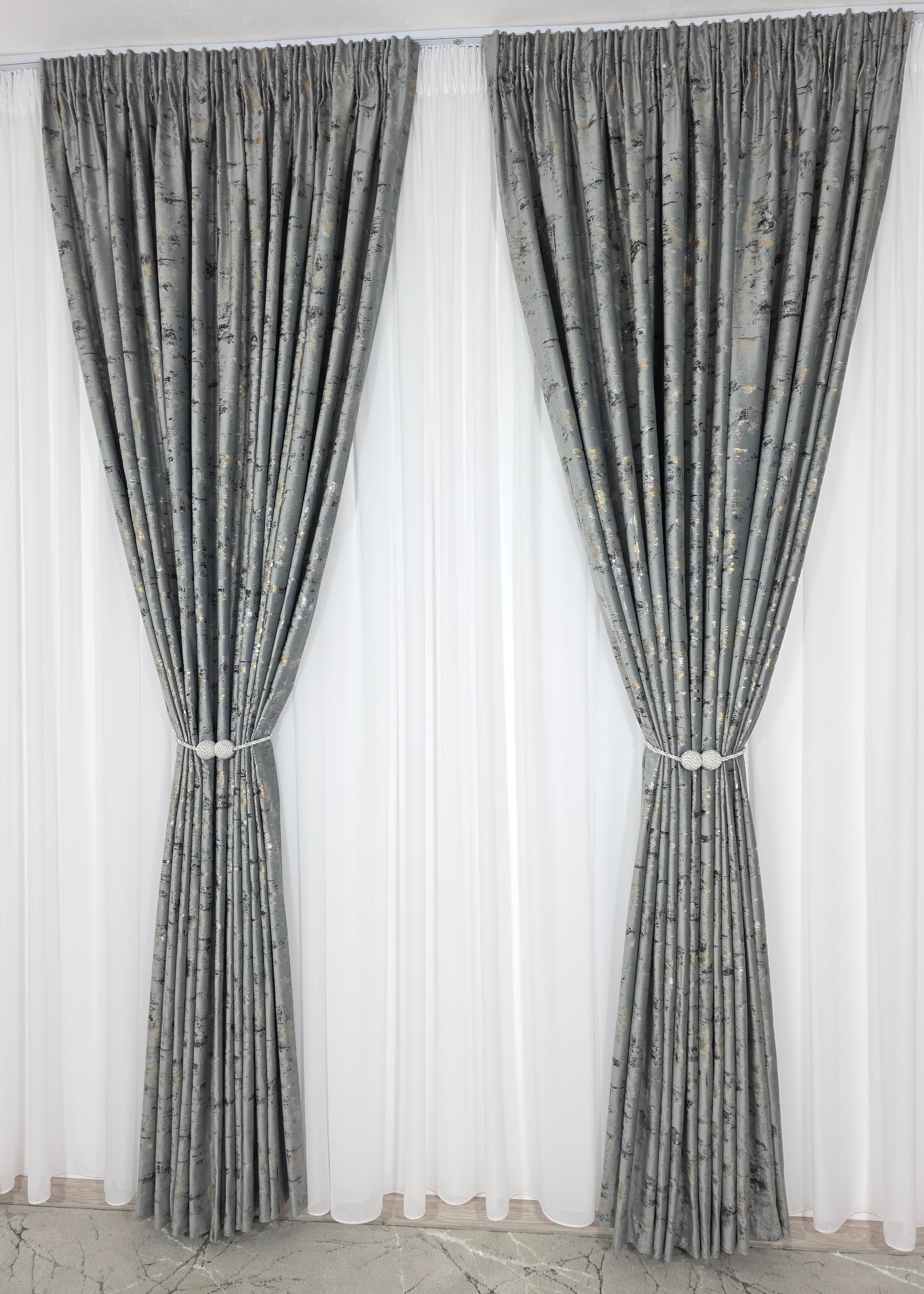 Colectia Elegance: Perdea Voal Premium Si Draperie Catifea Gri Mediu Cu Insertii model Golden